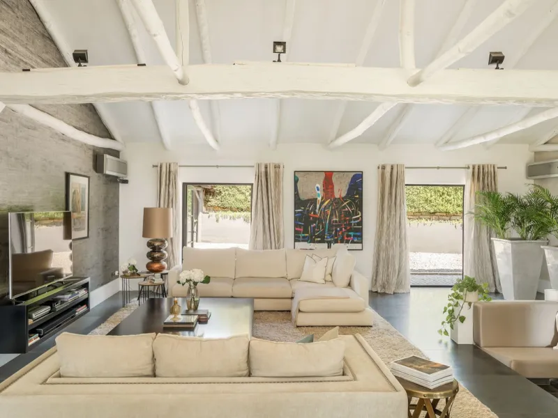 Located in the sought-after Benahavís area above El Paraíso Golf, this villa has a mix of elegance with andalucian charm. It sits on a elevated plot in a quiet cul-de-sac, offering privacy, sea views,tranquility and easy access to Marbella-Estepona.