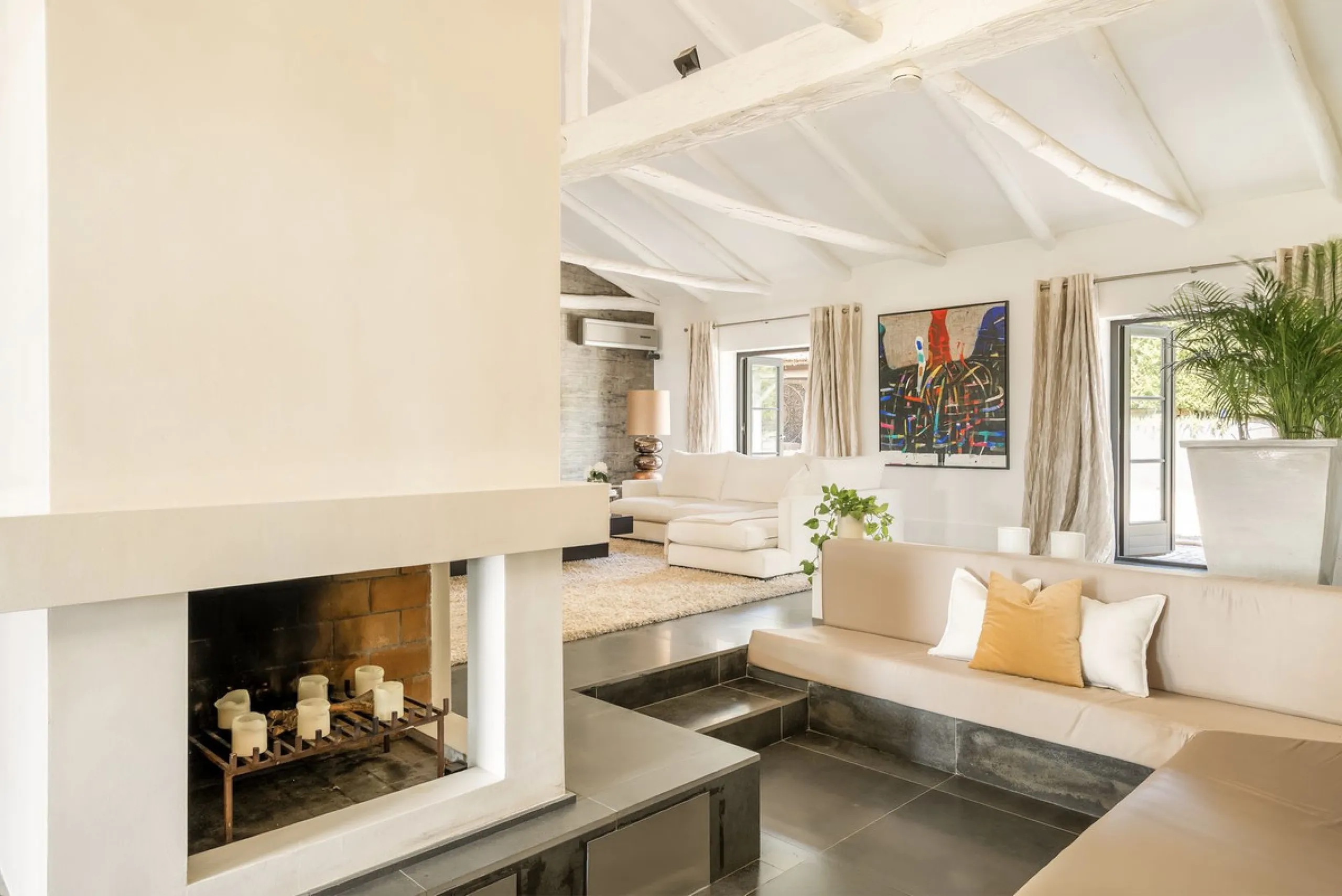 Located in the sought-after Benahavís area above El Paraíso Golf, this villa has a mix of elegance with andalucian charm. It sits on a elevated plot in a quiet cul-de-sac, offering privacy, sea views,tranquility and easy access to Marbella-Estepona.