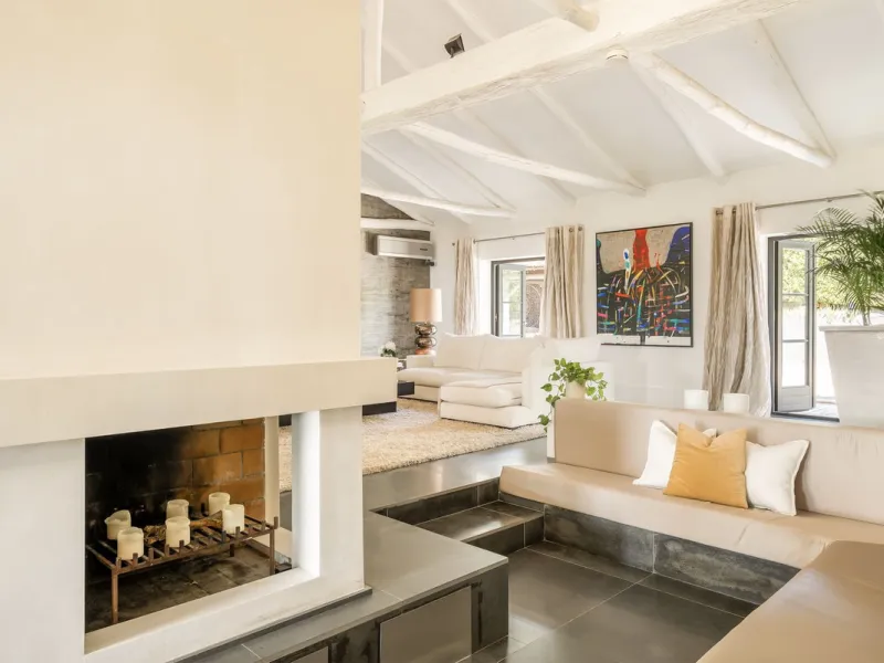 Located in the sought-after Benahavís area above El Paraíso Golf, this villa has a mix of elegance with andalucian charm. It sits on a elevated plot in a quiet cul-de-sac, offering privacy, sea views,tranquility and easy access to Marbella-Estepona.