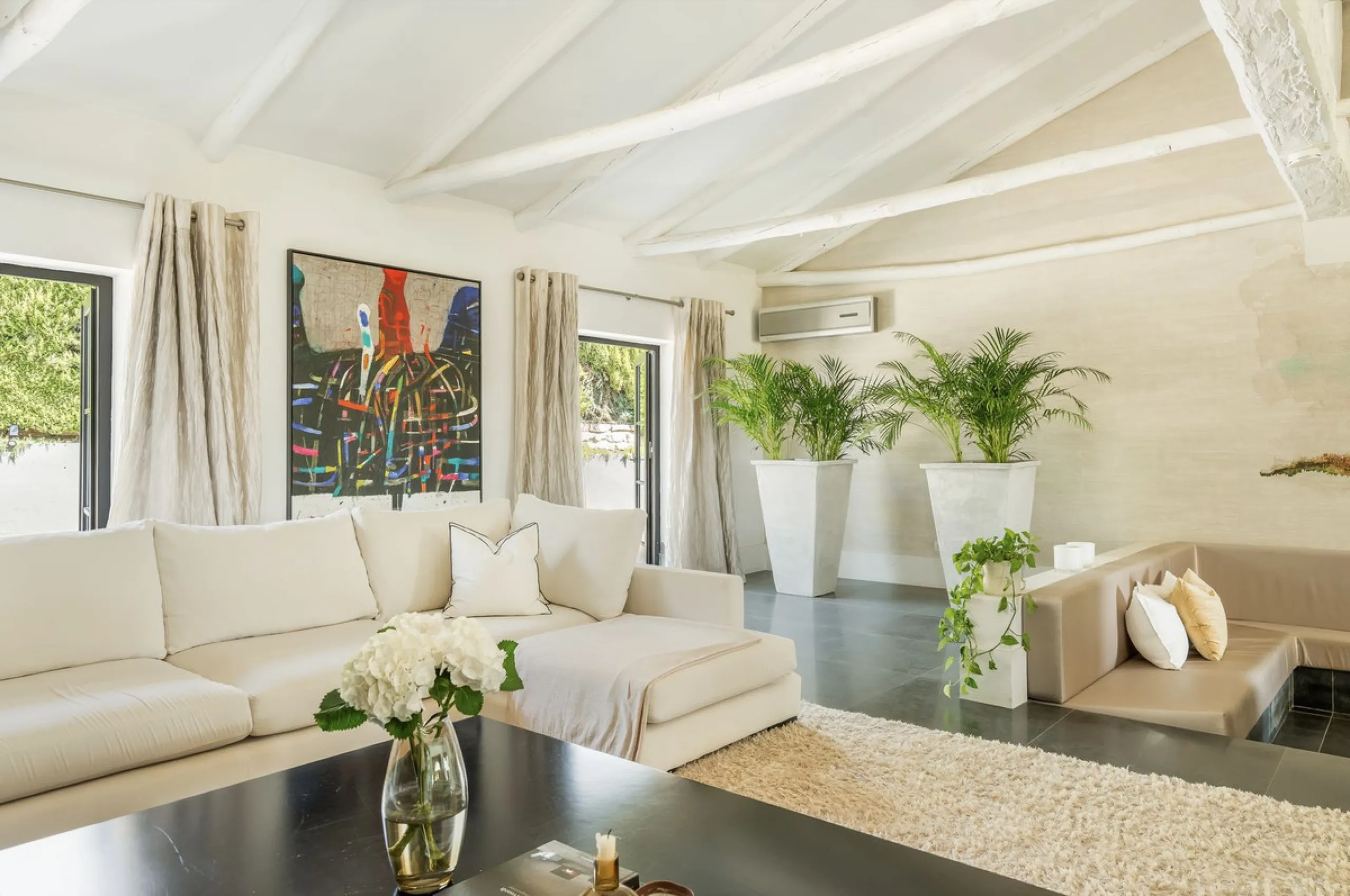 Located in the sought-after Benahavís area above El Paraíso Golf, this villa has a mix of elegance with andalucian charm. It sits on a elevated plot in a quiet cul-de-sac, offering privacy, sea views,tranquility and easy access to Marbella-Estepona.