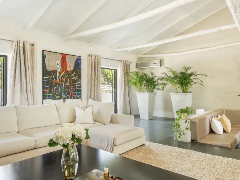 Located in the sought-after Benahavís area above El Paraíso Golf, this villa has a mix of elegance with andalucian charm. It sits on a elevated plot in a quiet cul-de-sac, offering privacy, sea views,tranquility and easy access to Marbella-Estepona.