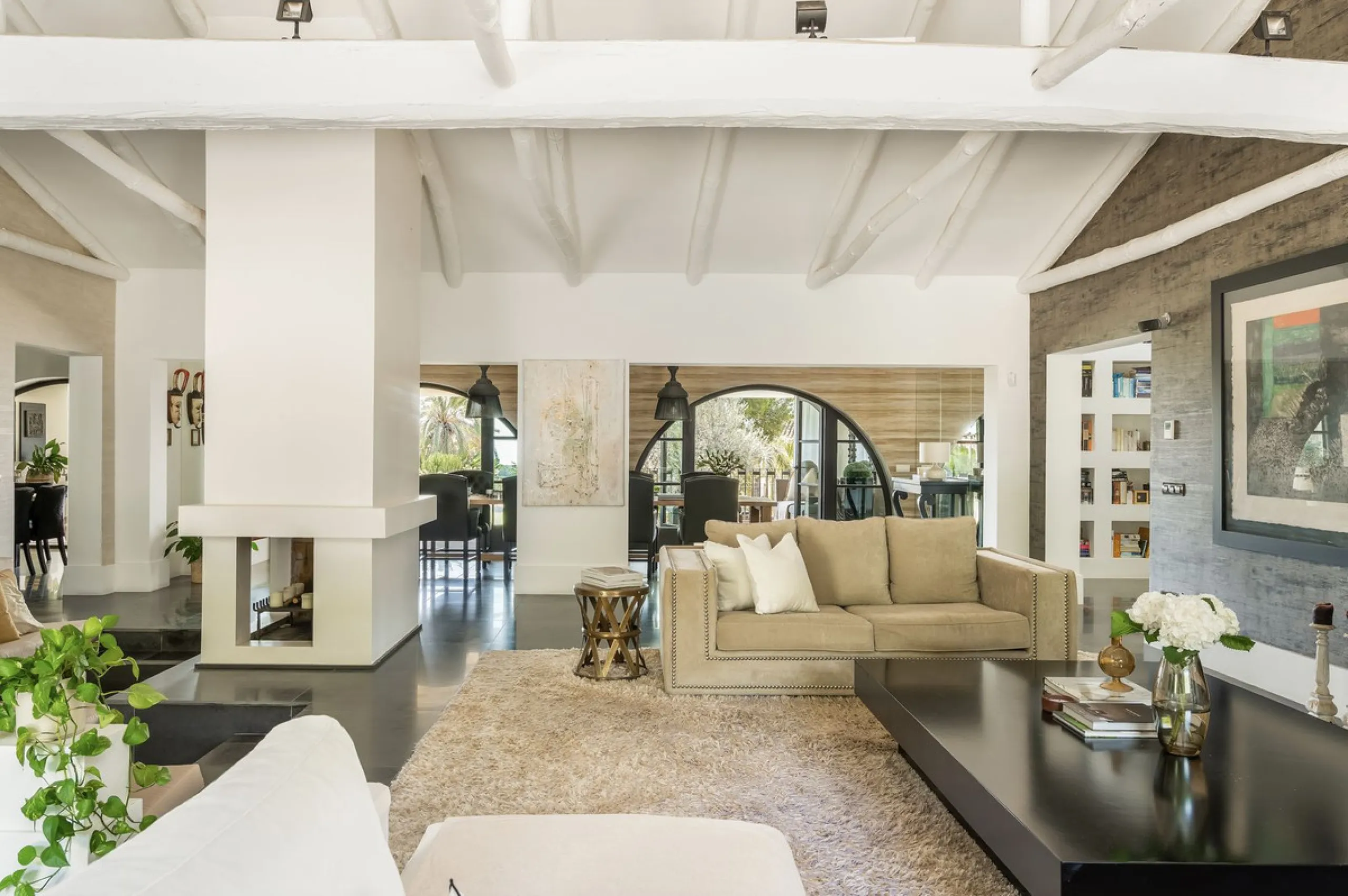 Located in the sought-after Benahavís area above El Paraíso Golf, this villa has a mix of elegance with andalucian charm. It sits on a elevated plot in a quiet cul-de-sac, offering privacy, sea views,tranquility and easy access to Marbella-Estepona.