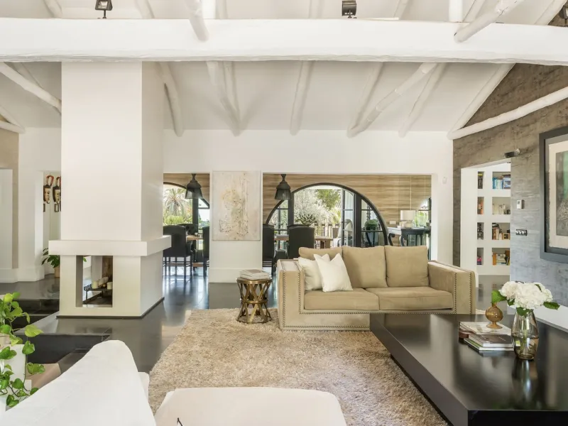 Located in the sought-after Benahavís area above El Paraíso Golf, this villa has a mix of elegance with andalucian charm. It sits on a elevated plot in a quiet cul-de-sac, offering privacy, sea views,tranquility and easy access to Marbella-Estepona.