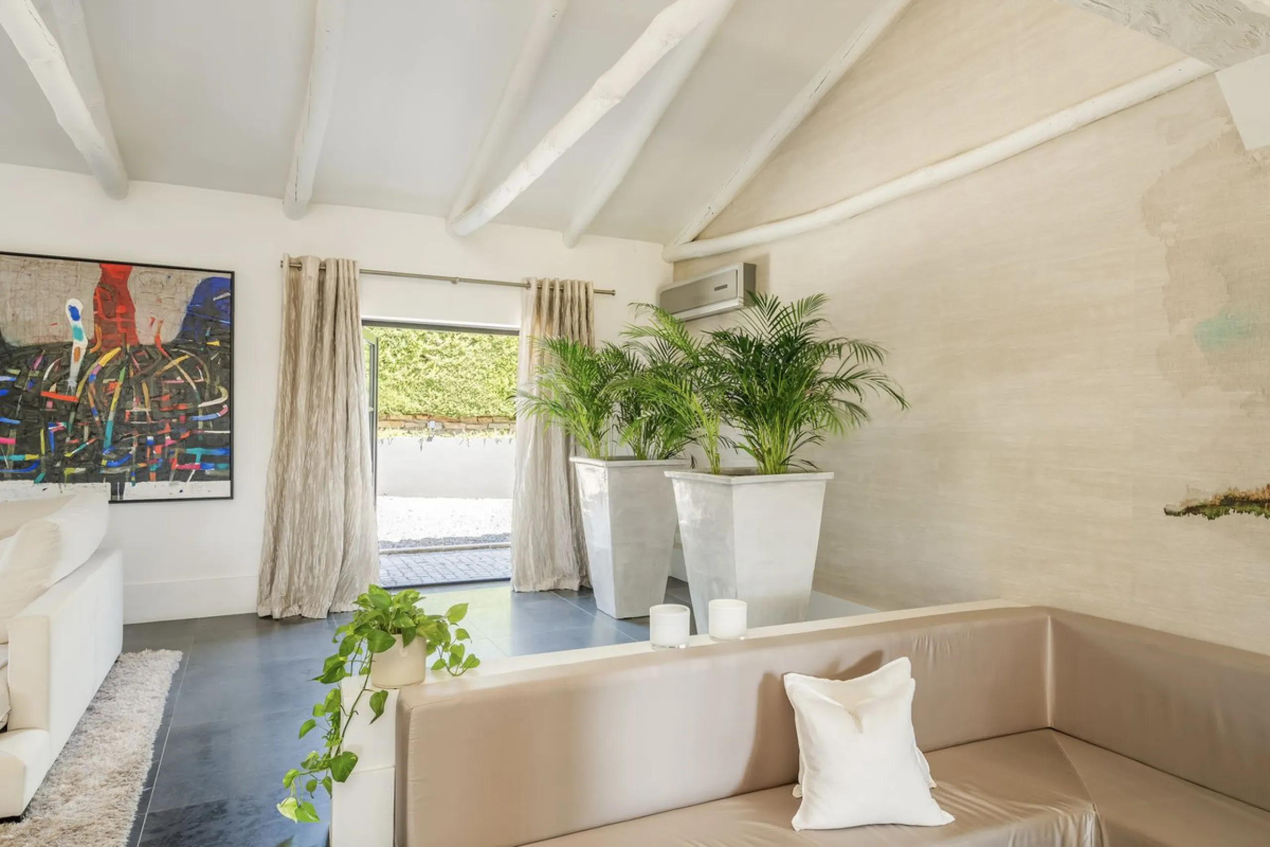 Located in the sought-after Benahavís area above El Paraíso Golf, this villa has a mix of elegance with andalucian charm. It sits on a elevated plot in a quiet cul-de-sac, offering privacy, sea views,tranquility and easy access to Marbella-Estepona.
