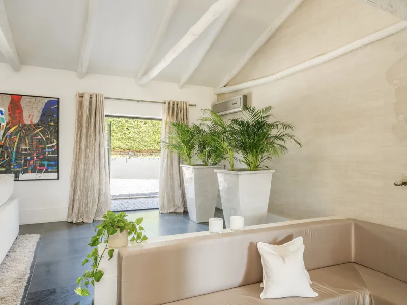 Located in the sought-after Benahavís area above El Paraíso Golf, this villa has a mix of elegance with andalucian charm. It sits on a elevated plot in a quiet cul-de-sac, offering privacy, sea views,tranquility and easy access to Marbella-Estepona.