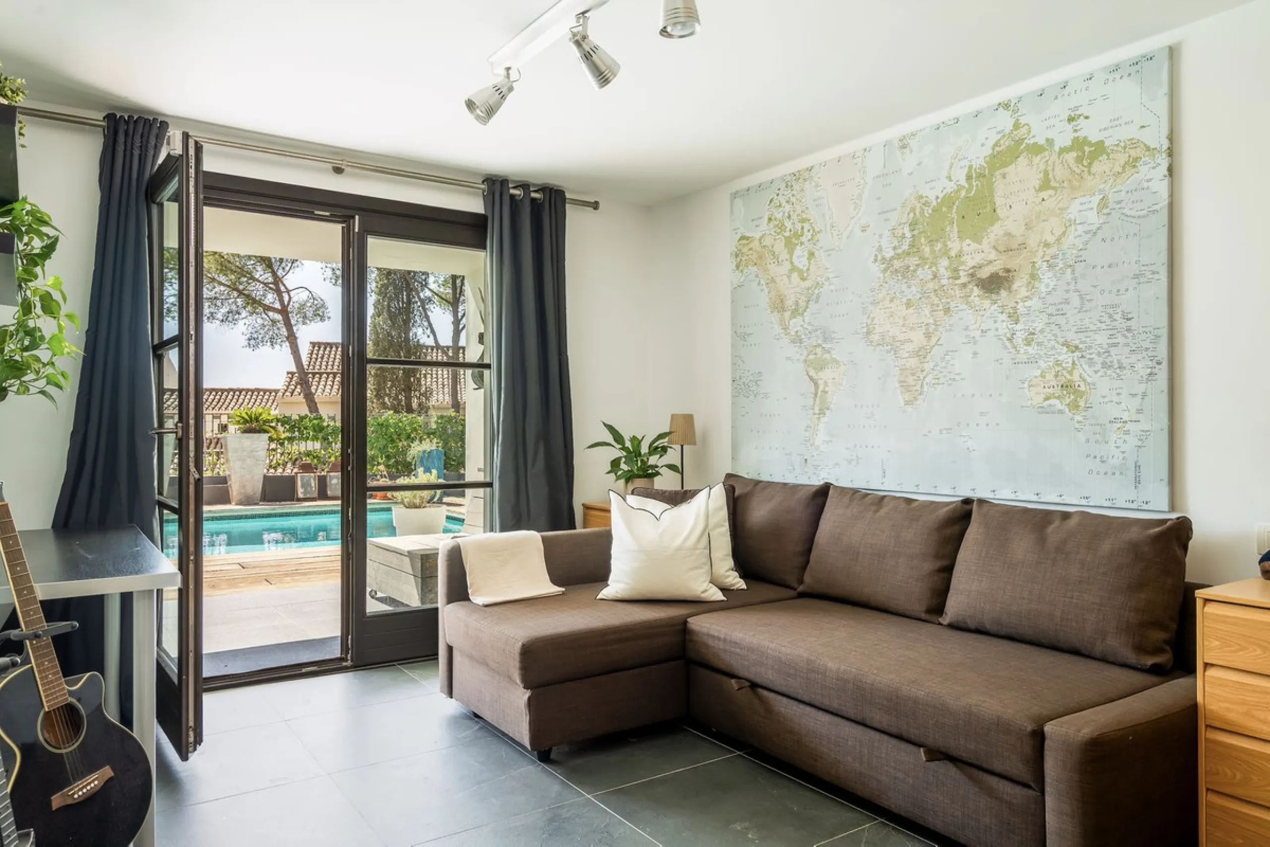 Located in the sought-after Benahavís area above El Paraíso Golf, this villa has a mix of elegance with andalucian charm. It sits on a elevated plot in a quiet cul-de-sac, offering privacy, sea views,tranquility and easy access to Marbella-Estepona.