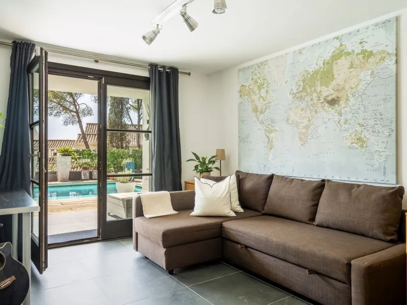 Located in the sought-after Benahavís area above El Paraíso Golf, this villa has a mix of elegance with andalucian charm. It sits on a elevated plot in a quiet cul-de-sac, offering privacy, sea views,tranquility and easy access to Marbella-Estepona.