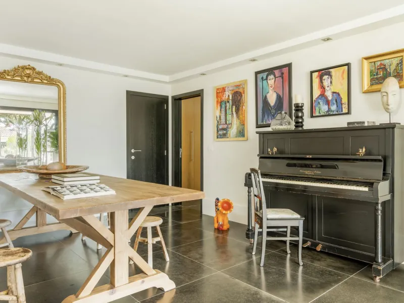 Located in the sought-after Benahavís area above El Paraíso Golf, this villa has a mix of elegance with andalucian charm. It sits on a elevated plot in a quiet cul-de-sac, offering privacy, sea views,tranquility and easy access to Marbella-Estepona.