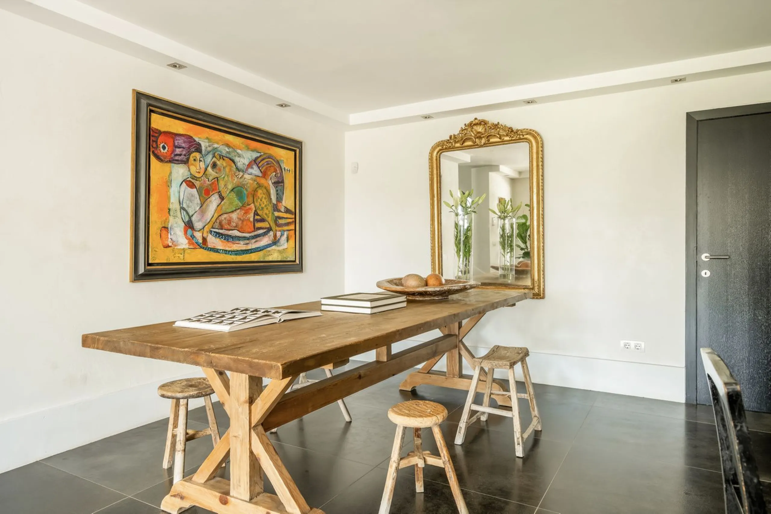 Located in the sought-after Benahavís area above El Paraíso Golf, this villa has a mix of elegance with andalucian charm. It sits on a elevated plot in a quiet cul-de-sac, offering privacy, sea views,tranquility and easy access to Marbella-Estepona.