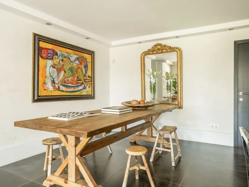 Located in the sought-after Benahavís area above El Paraíso Golf, this villa has a mix of elegance with andalucian charm. It sits on a elevated plot in a quiet cul-de-sac, offering privacy, sea views,tranquility and easy access to Marbella-Estepona.