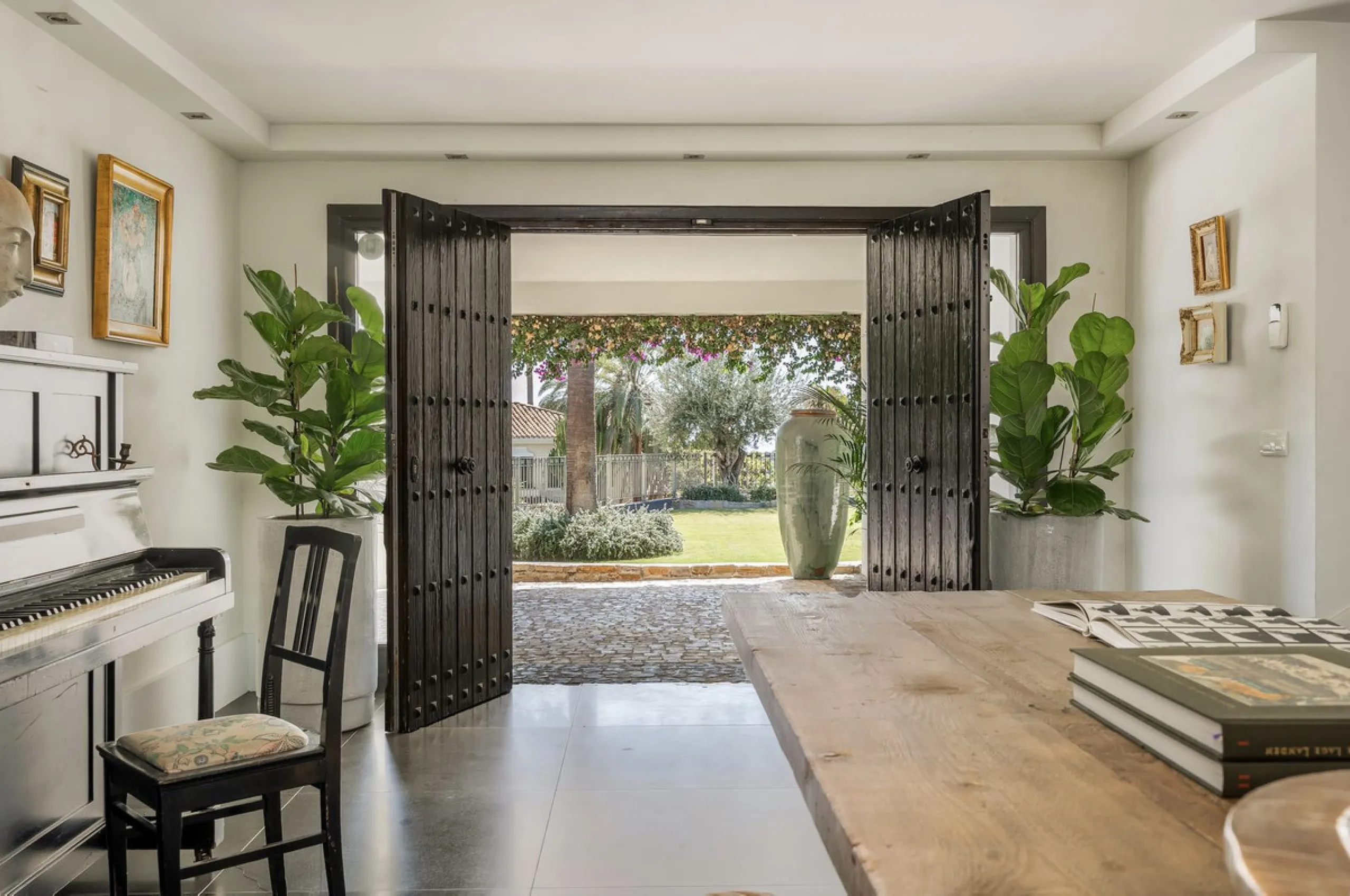 Located in the sought-after Benahavís area above El Paraíso Golf, this villa has a mix of elegance with andalucian charm. It sits on a elevated plot in a quiet cul-de-sac, offering privacy, sea views,tranquility and easy access to Marbella-Estepona.