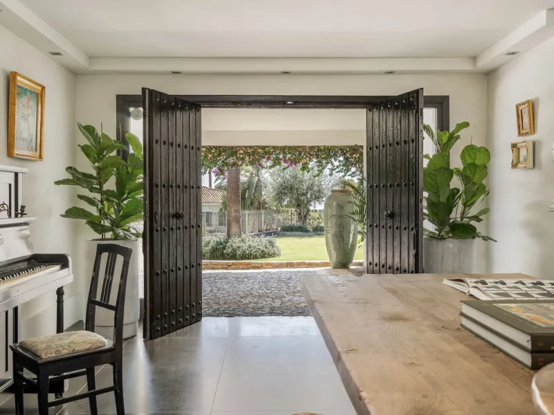 Located in the sought-after Benahavís area above El Paraíso Golf, this villa has a mix of elegance with andalucian charm. It sits on a elevated plot in a quiet cul-de-sac, offering privacy, sea views,tranquility and easy access to Marbella-Estepona.
