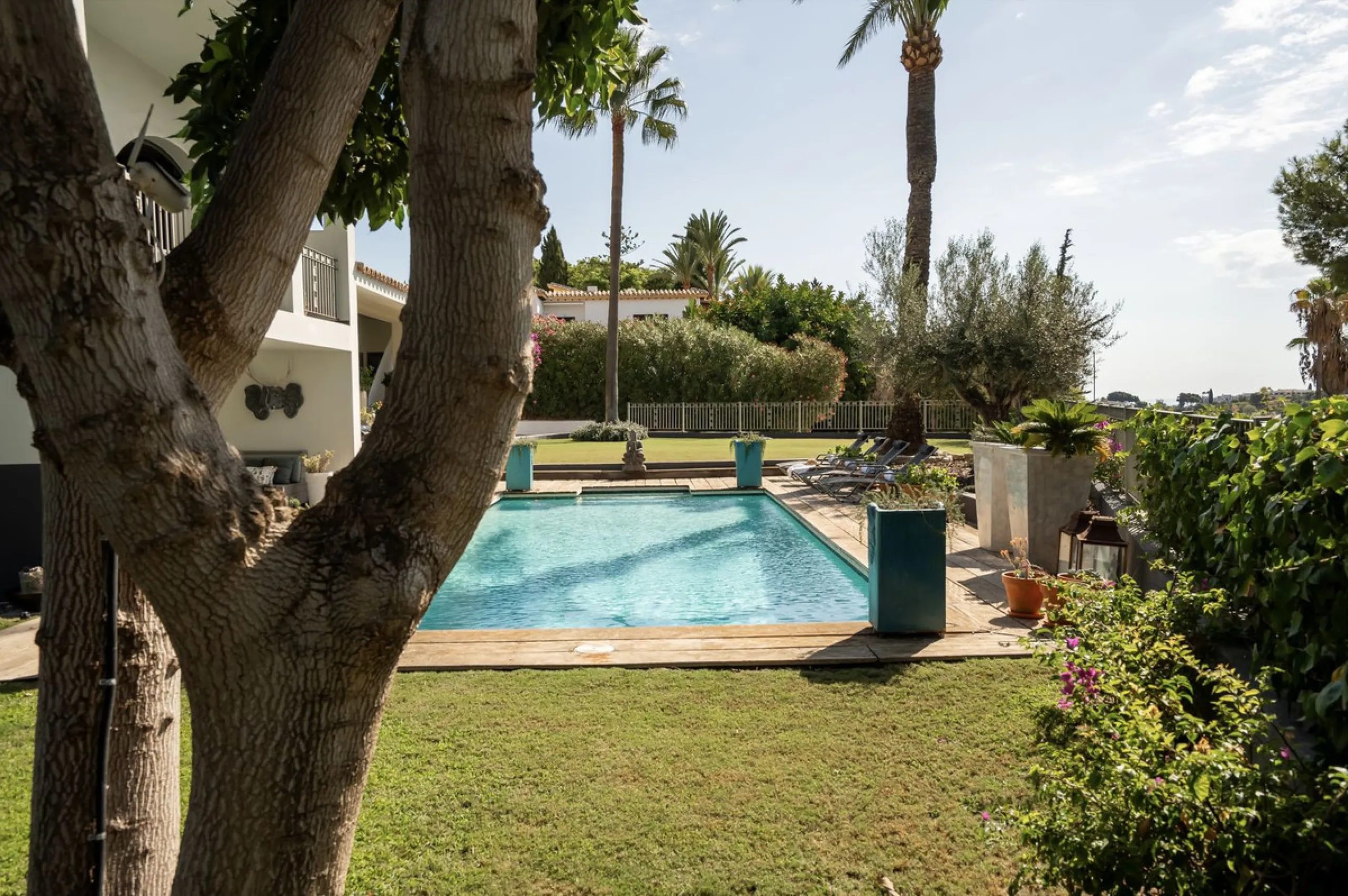 Located in the sought-after Benahavís area above El Paraíso Golf, this villa has a mix of elegance with andalucian charm. It sits on a elevated plot in a quiet cul-de-sac, offering privacy, sea views,tranquility and easy access to Marbella-Estepona.