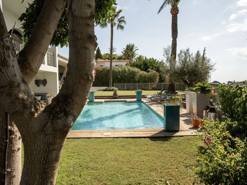Located in the sought-after Benahavís area above El Paraíso Golf, this villa has a mix of elegance with andalucian charm. It sits on a elevated plot in a quiet cul-de-sac, offering privacy, sea views,tranquility and easy access to Marbella-Estepona.