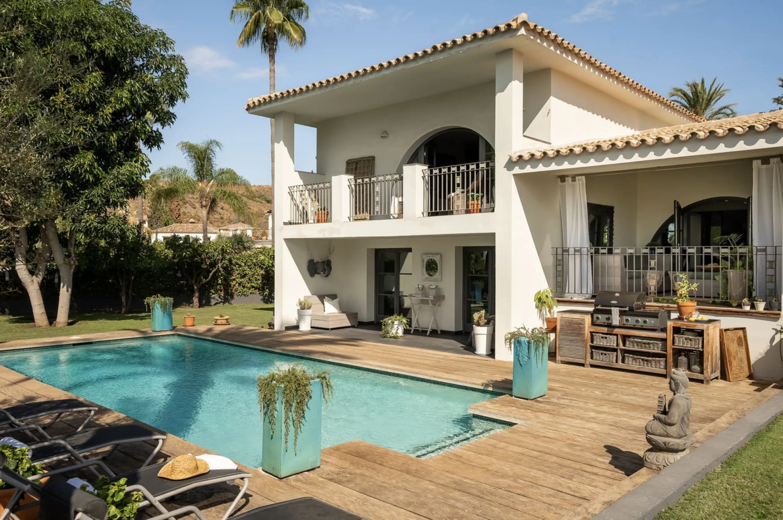 Located in the sought-after Benahavís area above El Paraíso Golf, this villa has a mix of elegance with andalucian charm. It sits on a elevated plot in a quiet cul-de-sac, offering privacy, sea views,tranquility and easy access to Marbella-Estepona.