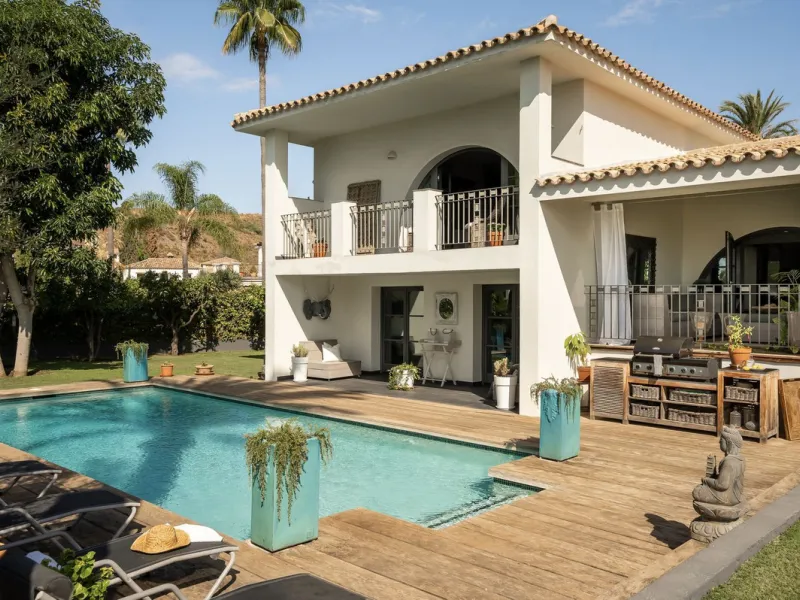 Located in the sought-after Benahavís area above El Paraíso Golf, this villa has a mix of elegance with andalucian charm. It sits on a elevated plot in a quiet cul-de-sac, offering privacy, sea views,tranquility and easy access to Marbella-Estepona.