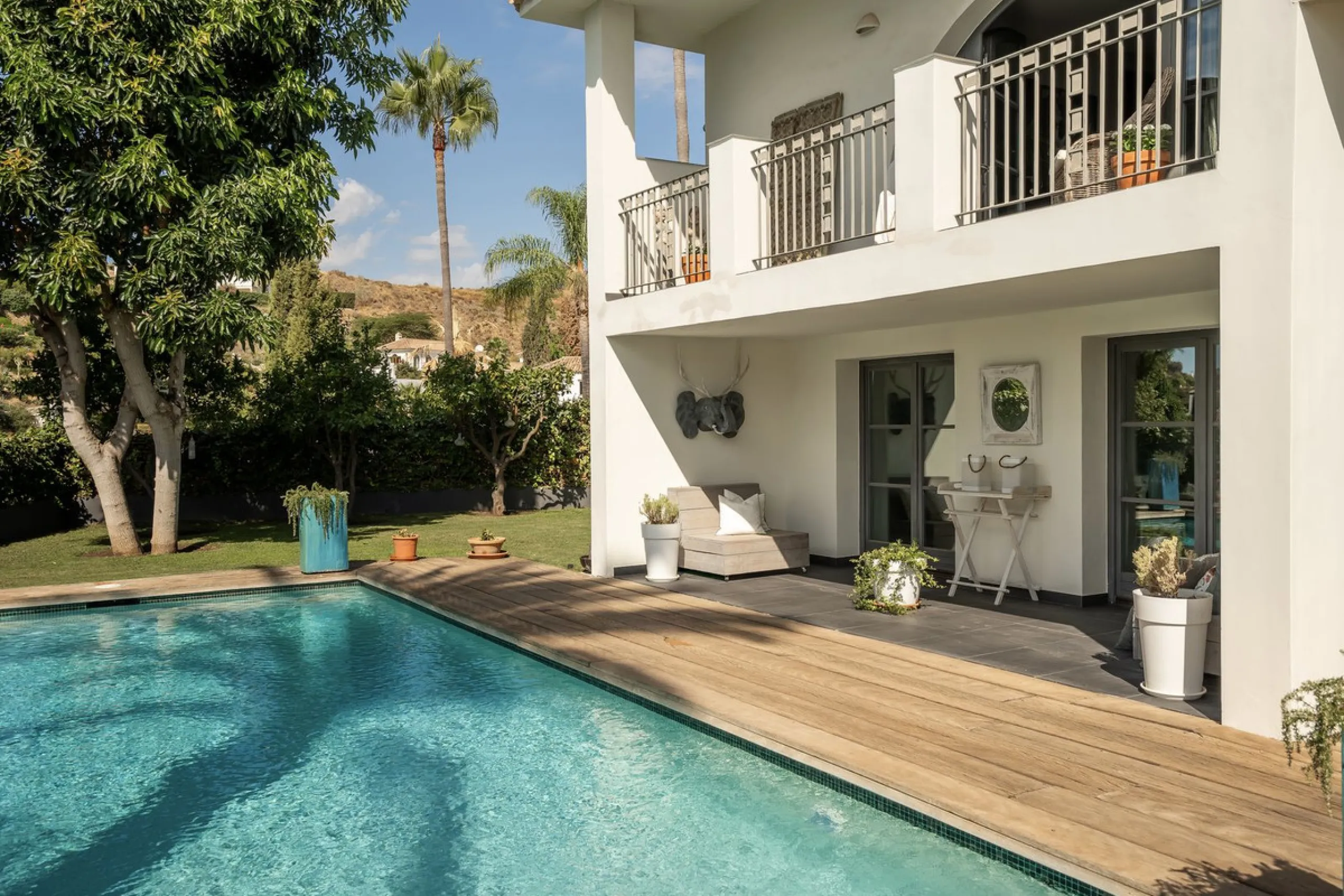 Located in the sought-after Benahavís area above El Paraíso Golf, this villa has a mix of elegance with andalucian charm. It sits on a elevated plot in a quiet cul-de-sac, offering privacy, sea views,tranquility and easy access to Marbella-Estepona.