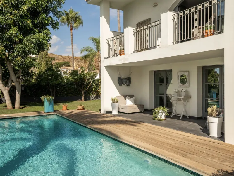 Located in the sought-after Benahavís area above El Paraíso Golf, this villa has a mix of elegance with andalucian charm. It sits on a elevated plot in a quiet cul-de-sac, offering privacy, sea views,tranquility and easy access to Marbella-Estepona.