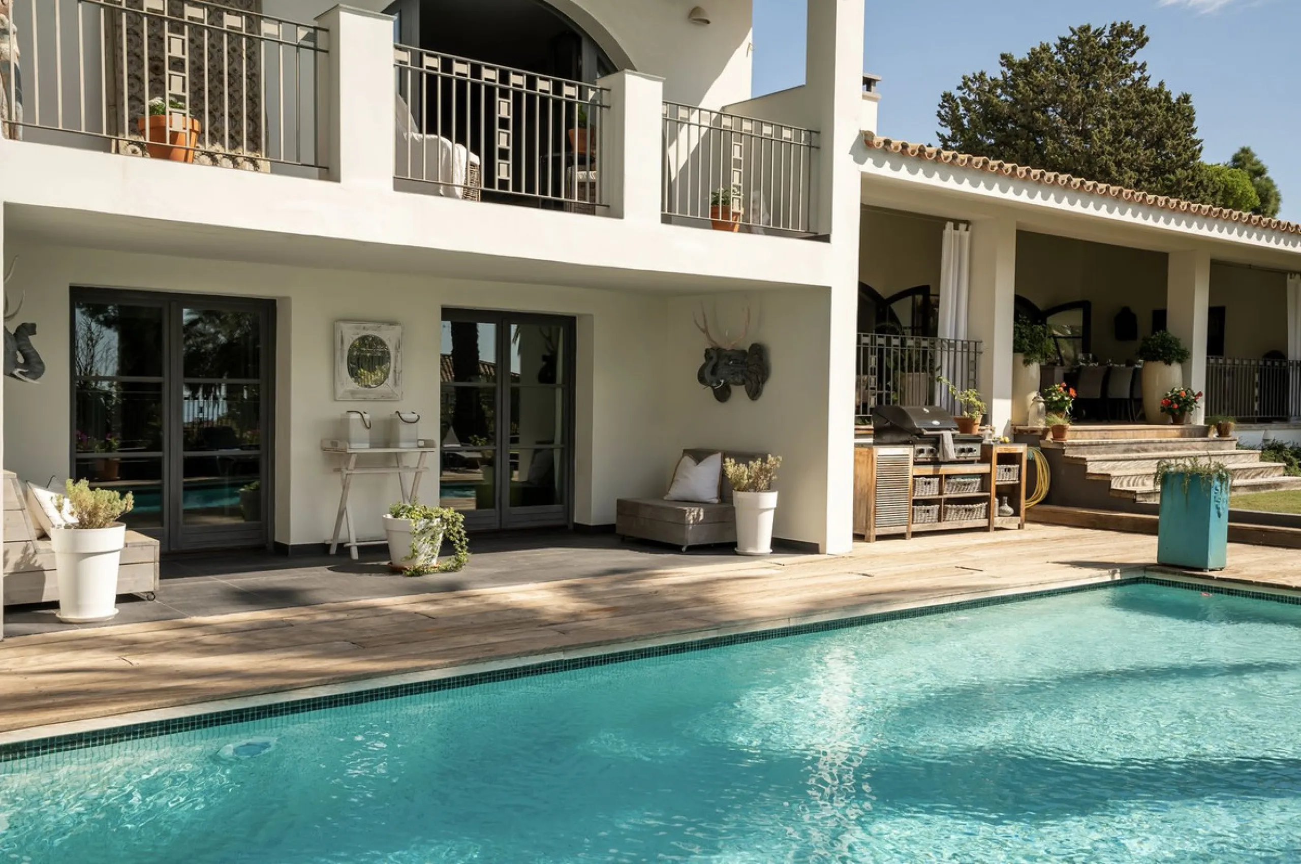 Located in the sought-after Benahavís area above El Paraíso Golf, this villa has a mix of elegance with andalucian charm. It sits on a elevated plot in a quiet cul-de-sac, offering privacy, sea views,tranquility and easy access to Marbella-Estepona.