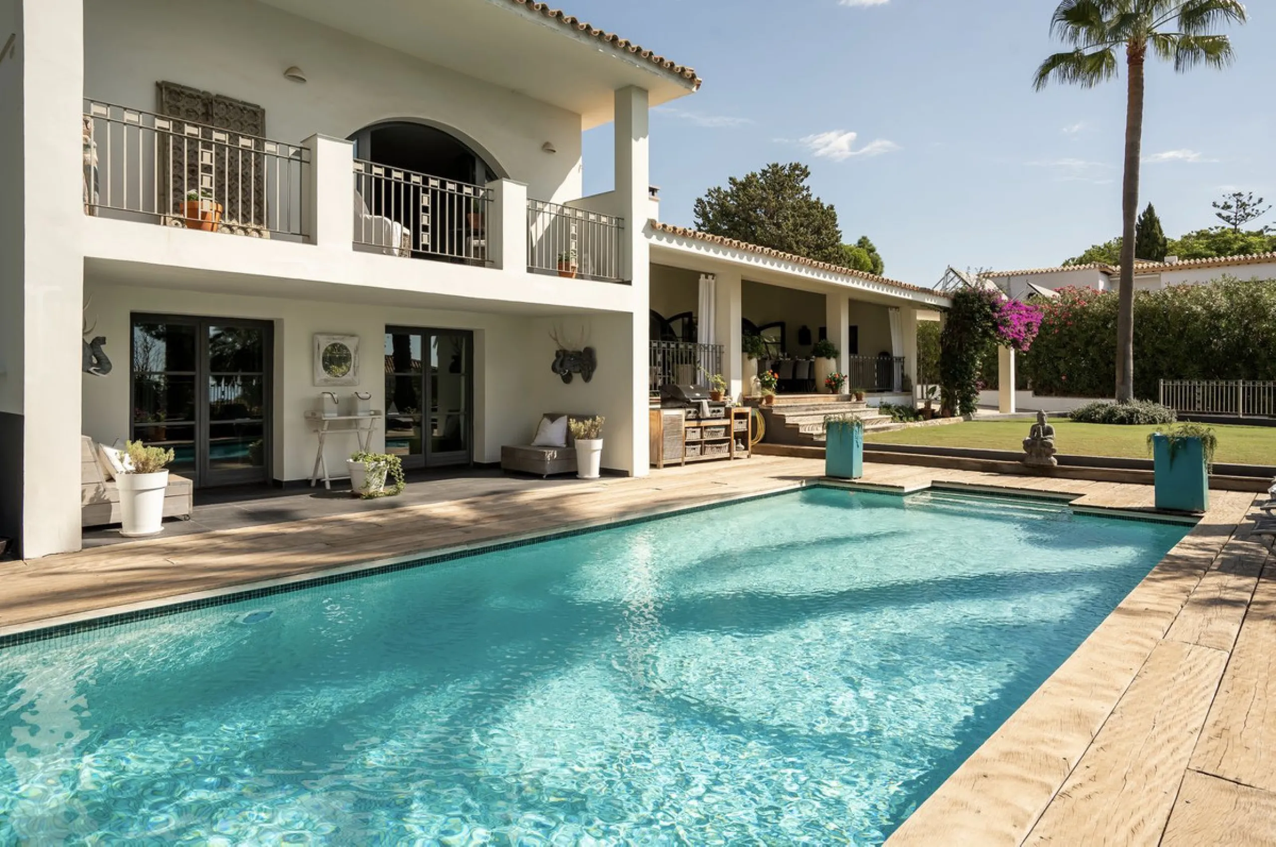 Located in the sought-after Benahavís area above El Paraíso Golf, this villa has a mix of elegance with andalucian charm. It sits on a elevated plot in a quiet cul-de-sac, offering privacy, sea views,tranquility and easy access to Marbella-Estepona.