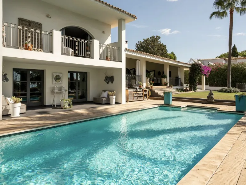 Located in the sought-after Benahavís area above El Paraíso Golf, this villa has a mix of elegance with andalucian charm. It sits on a elevated plot in a quiet cul-de-sac, offering privacy, sea views,tranquility and easy access to Marbella-Estepona.