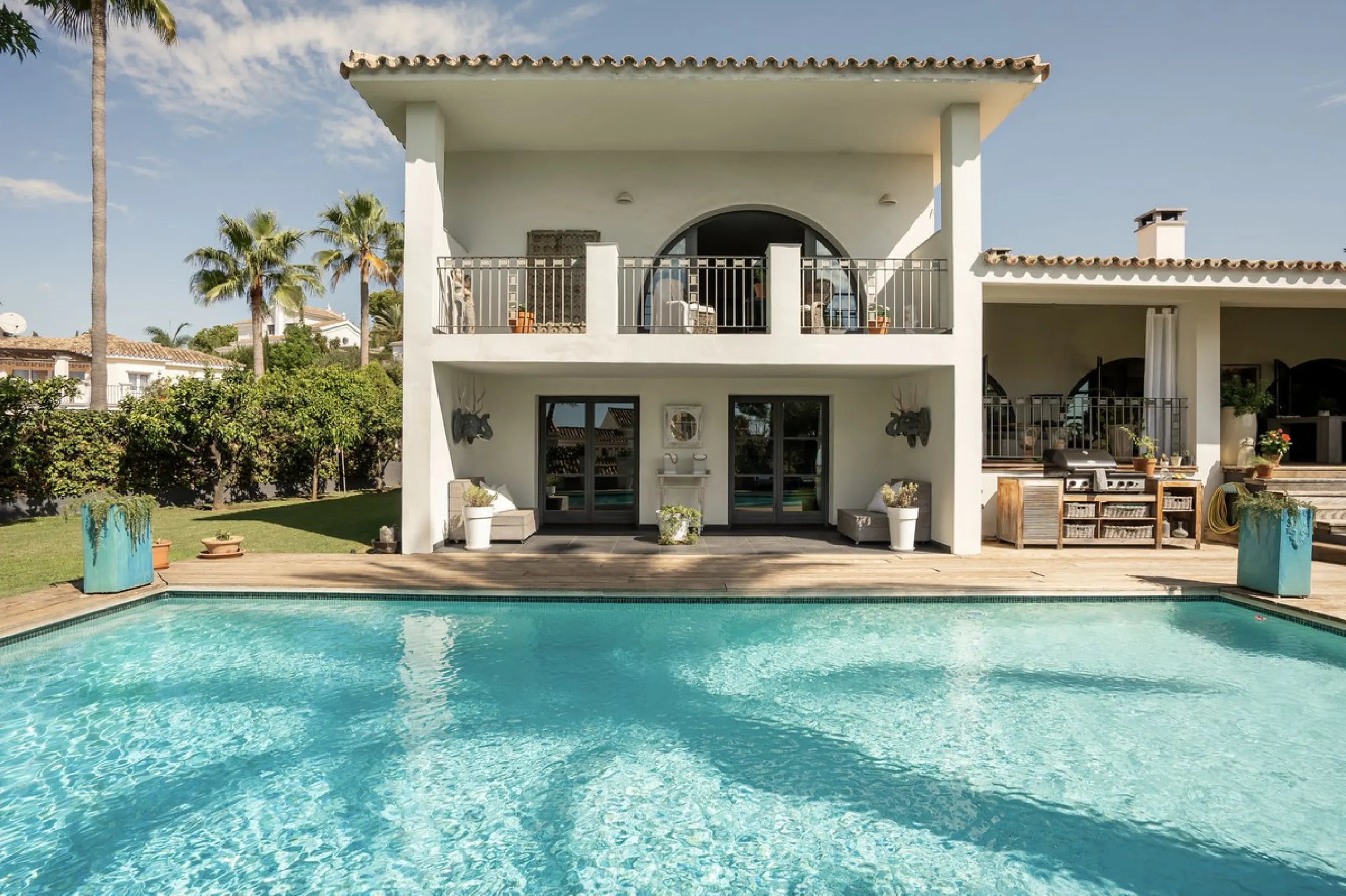 Located in the sought-after Benahavís area above El Paraíso Golf, this villa has a mix of elegance with andalucian charm. It sits on a elevated plot in a quiet cul-de-sac, offering privacy, sea views,tranquility and easy access to Marbella-Estepona.