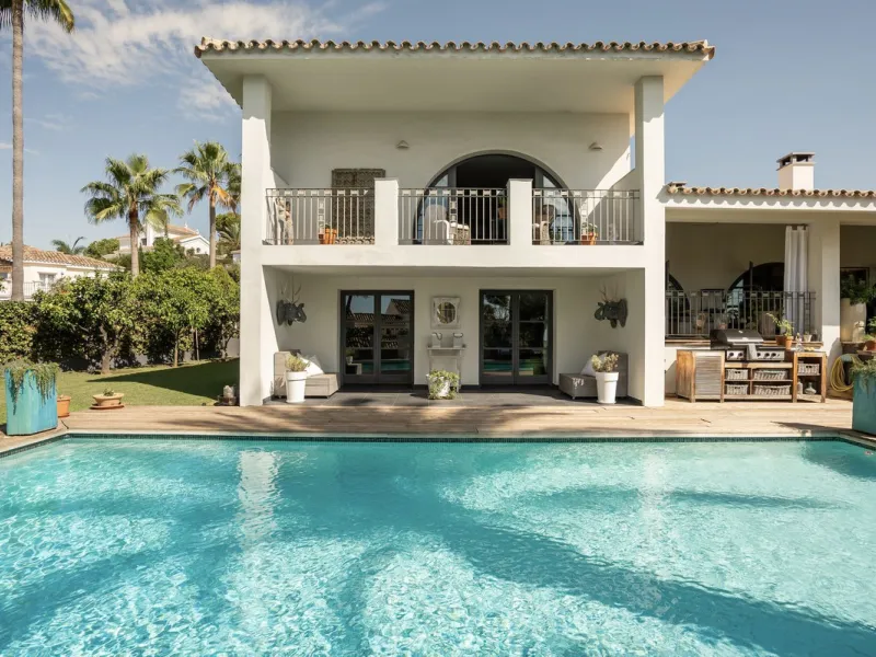 Located in the sought-after Benahavís area above El Paraíso Golf, this villa has a mix of elegance with andalucian charm. It sits on a elevated plot in a quiet cul-de-sac, offering privacy, sea views,tranquility and easy access to Marbella-Estepona.