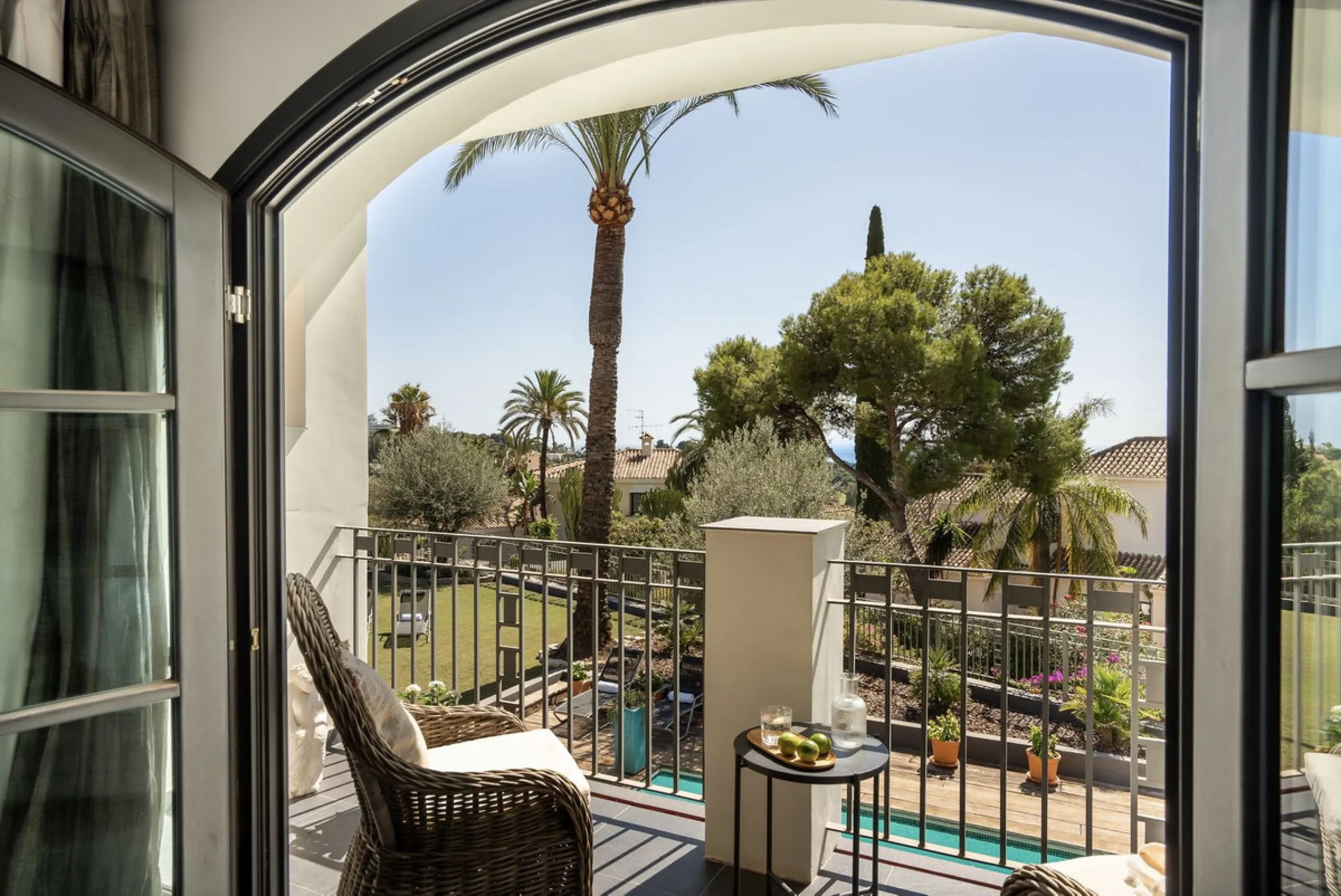 Located in the sought-after Benahavís area above El Paraíso Golf, this villa has a mix of elegance with andalucian charm. It sits on a elevated plot in a quiet cul-de-sac, offering privacy, sea views,tranquility and easy access to Marbella-Estepona.