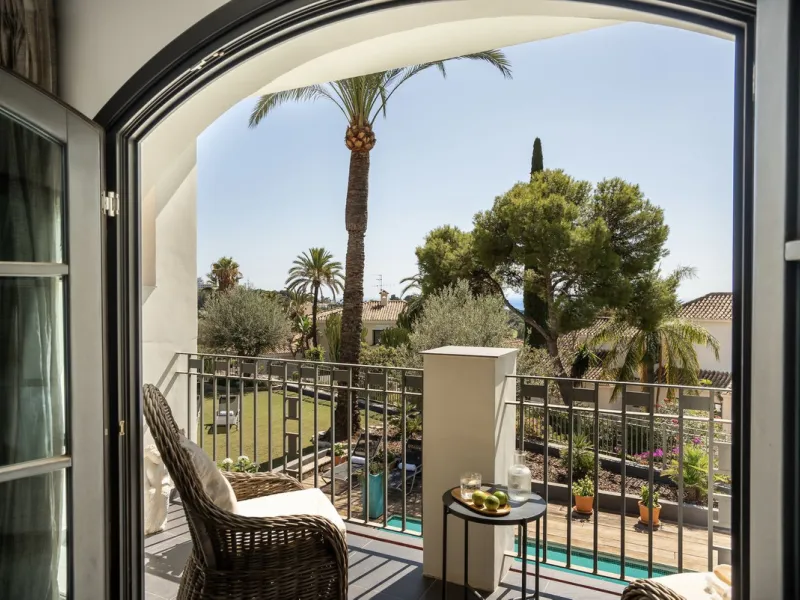 Located in the sought-after Benahavís area above El Paraíso Golf, this villa has a mix of elegance with andalucian charm. It sits on a elevated plot in a quiet cul-de-sac, offering privacy, sea views,tranquility and easy access to Marbella-Estepona.