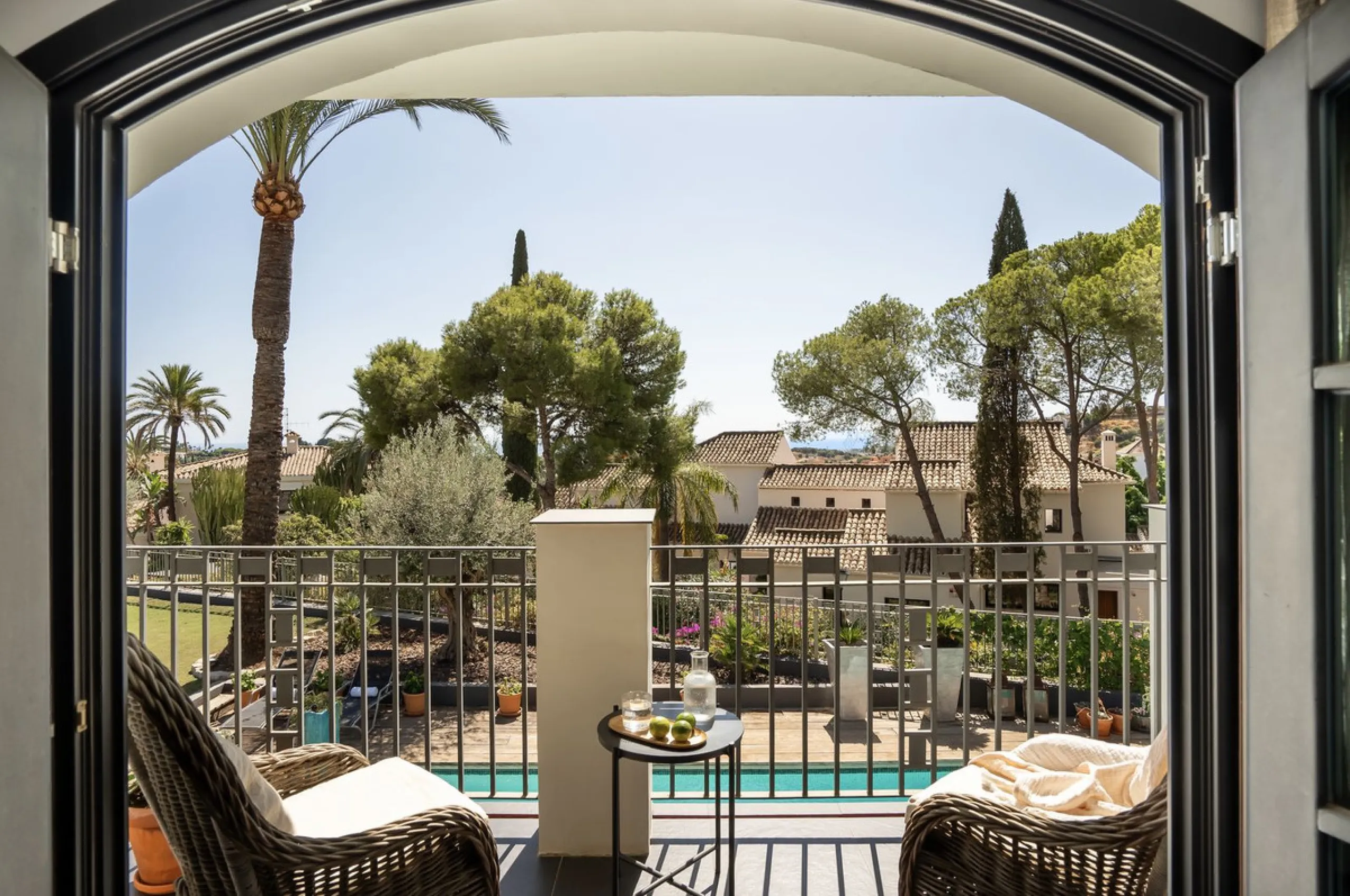 Located in the sought-after Benahavís area above El Paraíso Golf, this villa has a mix of elegance with andalucian charm. It sits on a elevated plot in a quiet cul-de-sac, offering privacy, sea views,tranquility and easy access to Marbella-Estepona.