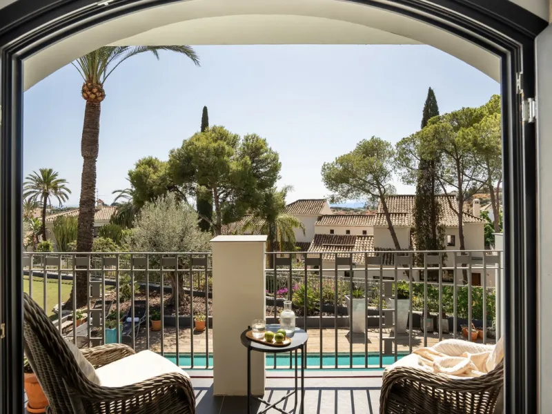 Located in the sought-after Benahavís area above El Paraíso Golf, this villa has a mix of elegance with andalucian charm. It sits on a elevated plot in a quiet cul-de-sac, offering privacy, sea views,tranquility and easy access to Marbella-Estepona.