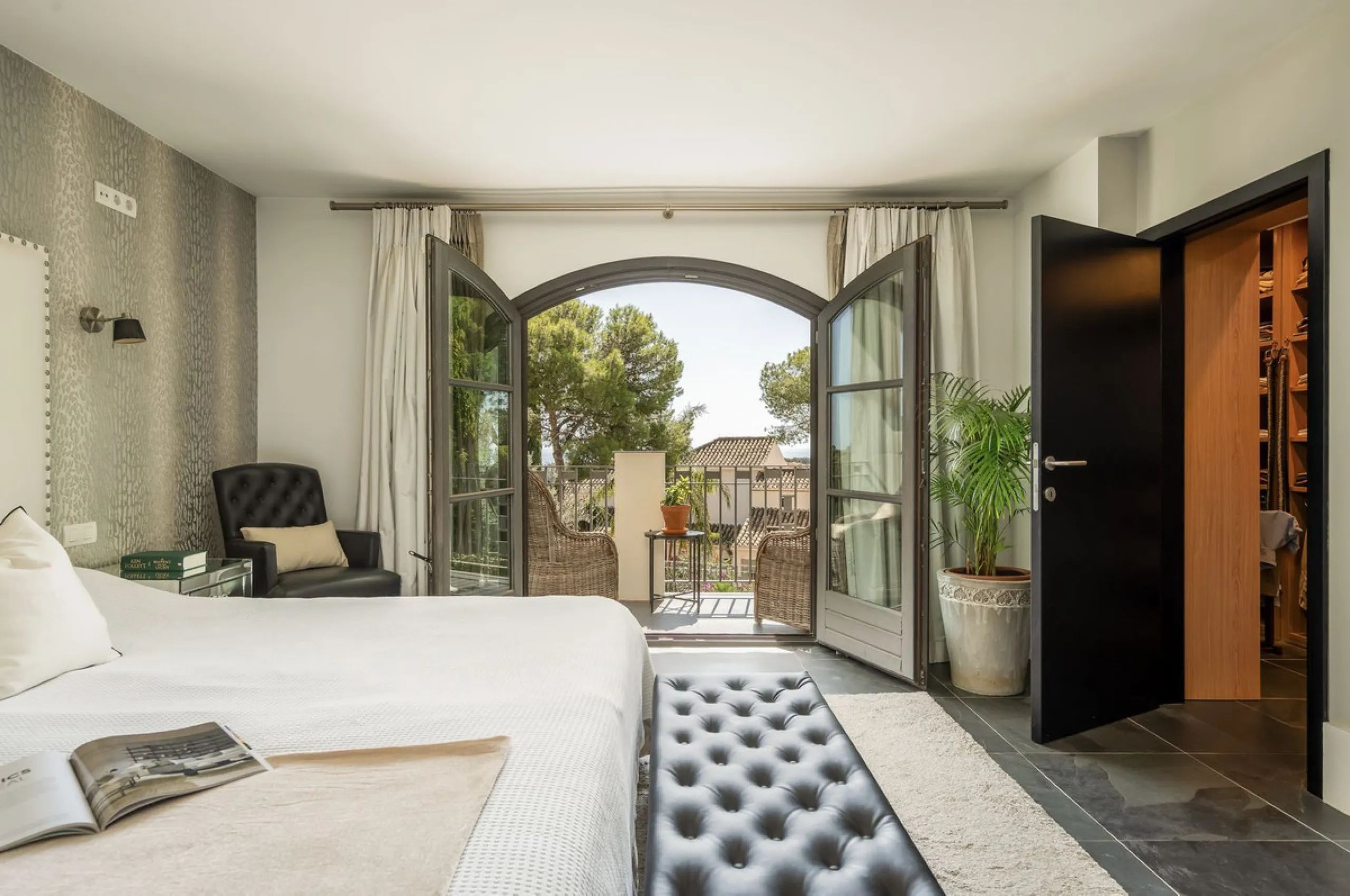 Located in the sought-after Benahavís area above El Paraíso Golf, this villa has a mix of elegance with andalucian charm. It sits on a elevated plot in a quiet cul-de-sac, offering privacy, sea views,tranquility and easy access to Marbella-Estepona.