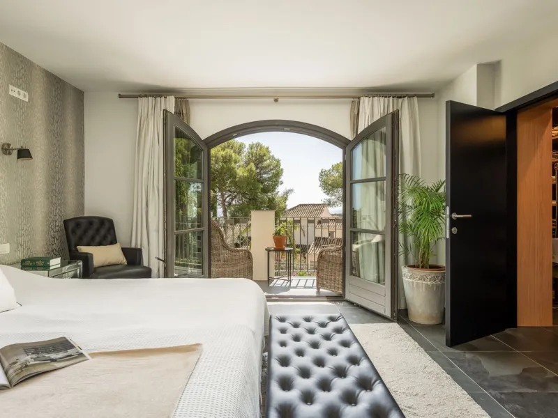 Located in the sought-after Benahavís area above El Paraíso Golf, this villa has a mix of elegance with andalucian charm. It sits on a elevated plot in a quiet cul-de-sac, offering privacy, sea views,tranquility and easy access to Marbella-Estepona.