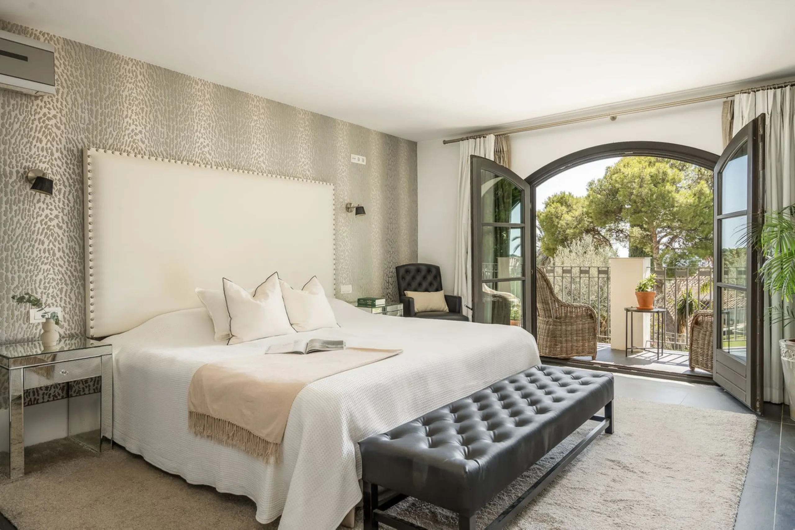 Located in the sought-after Benahavís area above El Paraíso Golf, this villa has a mix of elegance with andalucian charm. It sits on a elevated plot in a quiet cul-de-sac, offering privacy, sea views,tranquility and easy access to Marbella-Estepona.