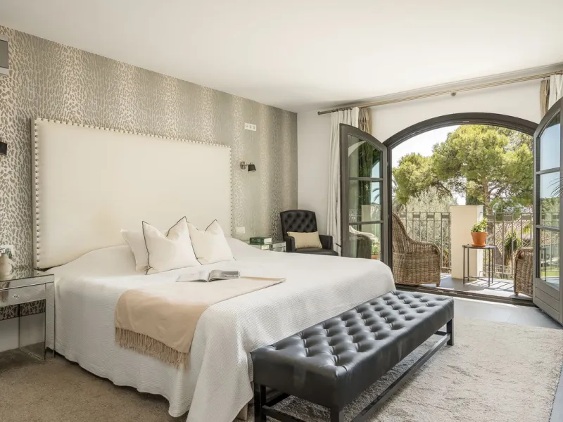 Located in the sought-after Benahavís area above El Paraíso Golf, this villa has a mix of elegance with andalucian charm. It sits on a elevated plot in a quiet cul-de-sac, offering privacy, sea views,tranquility and easy access to Marbella-Estepona.