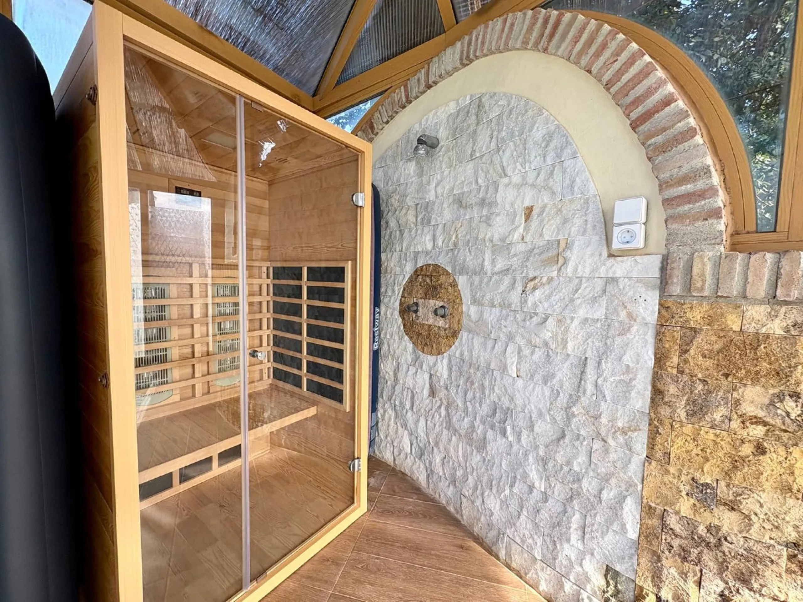 House - Detached Villa в продаже в Fuengirola, Málaga. В доме 5 спален и 4 ванных комнат. Площадь дома 504 м². Площадь участка 2437 м²
