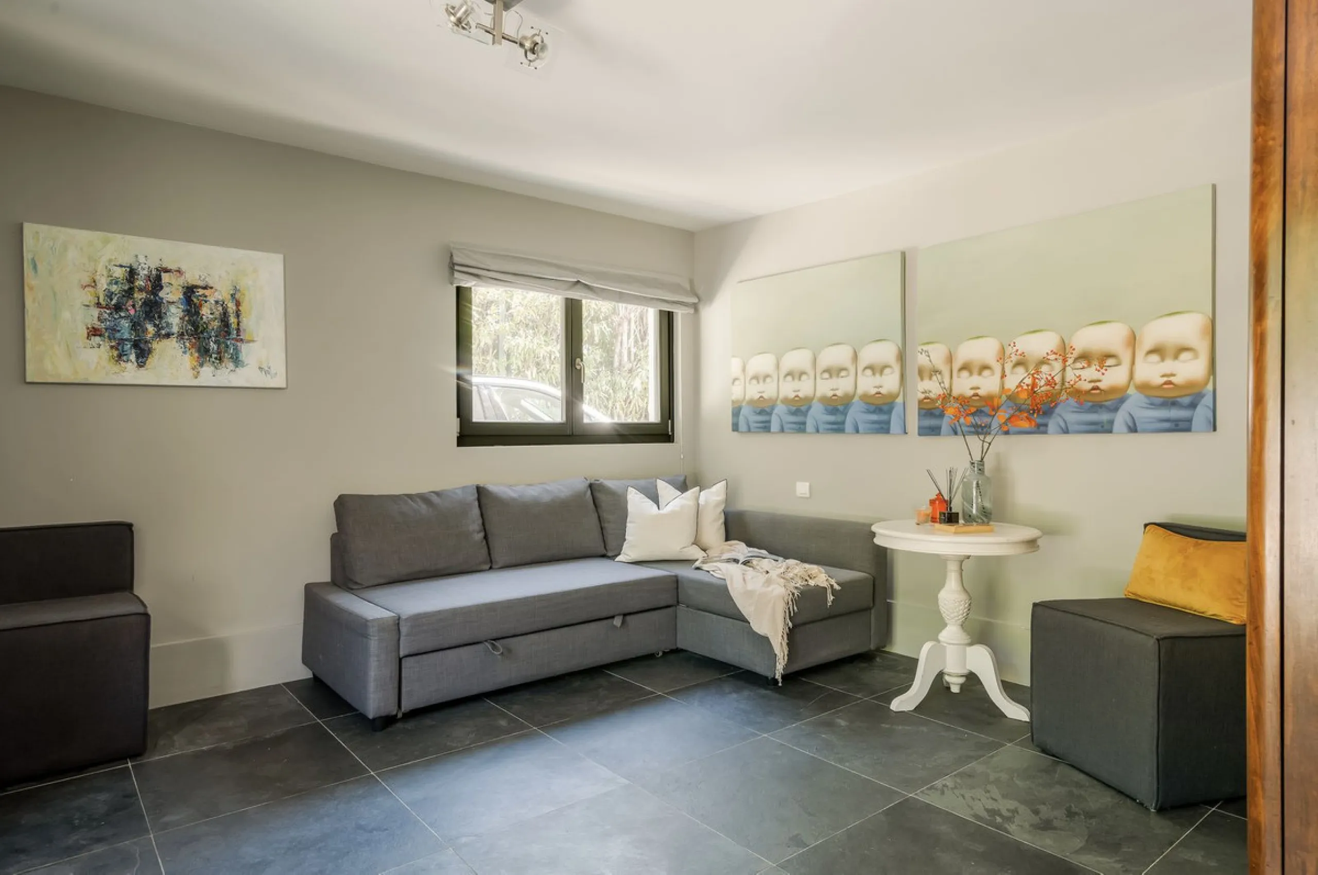 Located in the sought-after Benahavís area above El Paraíso Golf, this villa has a mix of elegance with andalucian charm. It sits on a elevated plot in a quiet cul-de-sac, offering privacy, sea views,tranquility and easy access to Marbella-Estepona.