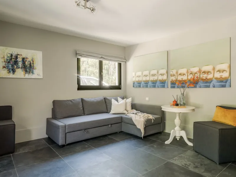 Located in the sought-after Benahavís area above El Paraíso Golf, this villa has a mix of elegance with andalucian charm. It sits on a elevated plot in a quiet cul-de-sac, offering privacy, sea views,tranquility and easy access to Marbella-Estepona.