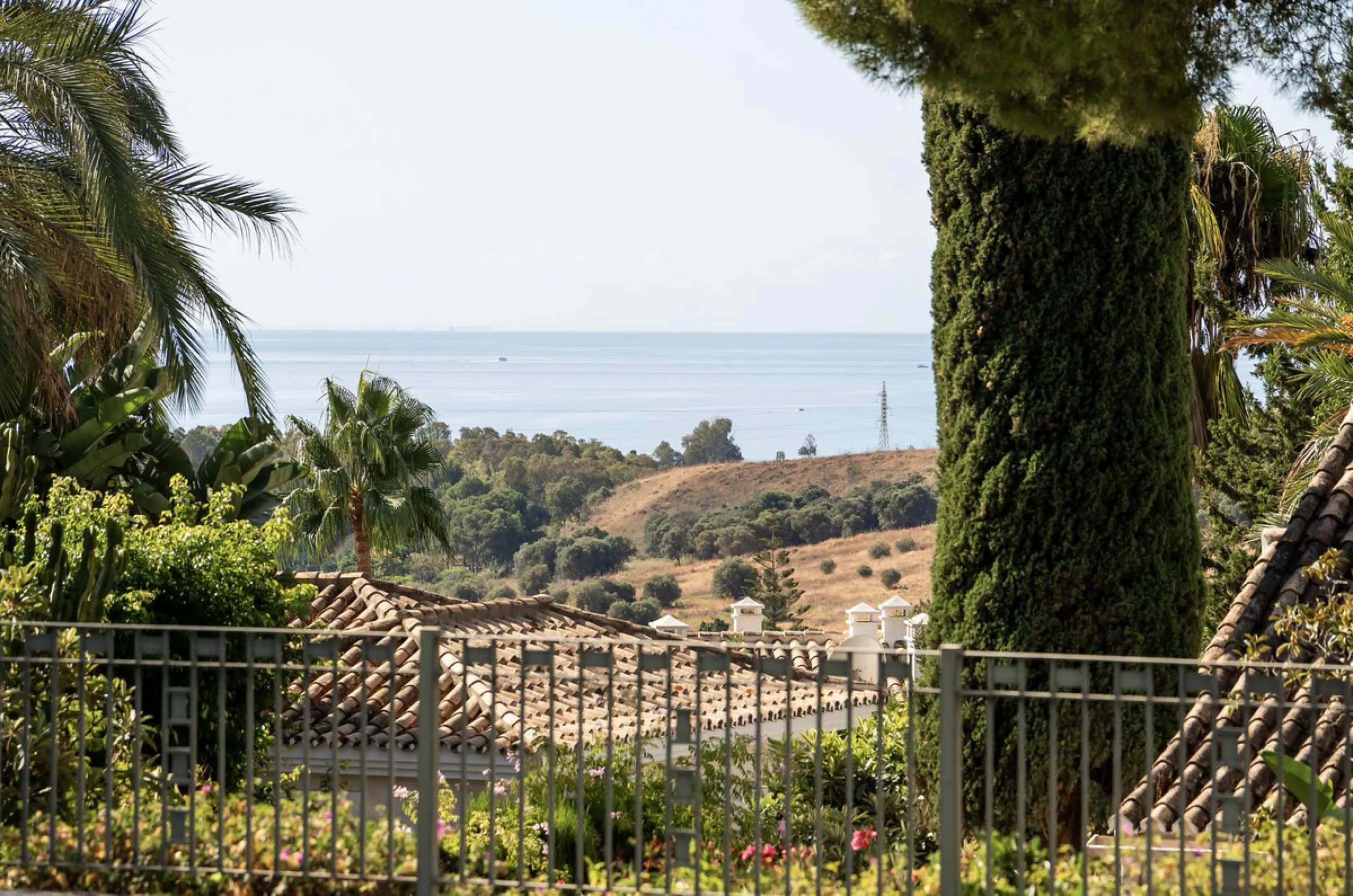 Located in the sought-after Benahavís area above El Paraíso Golf, this villa has a mix of elegance with andalucian charm. It sits on a elevated plot in a quiet cul-de-sac, offering privacy, sea views,tranquility and easy access to Marbella-Estepona.