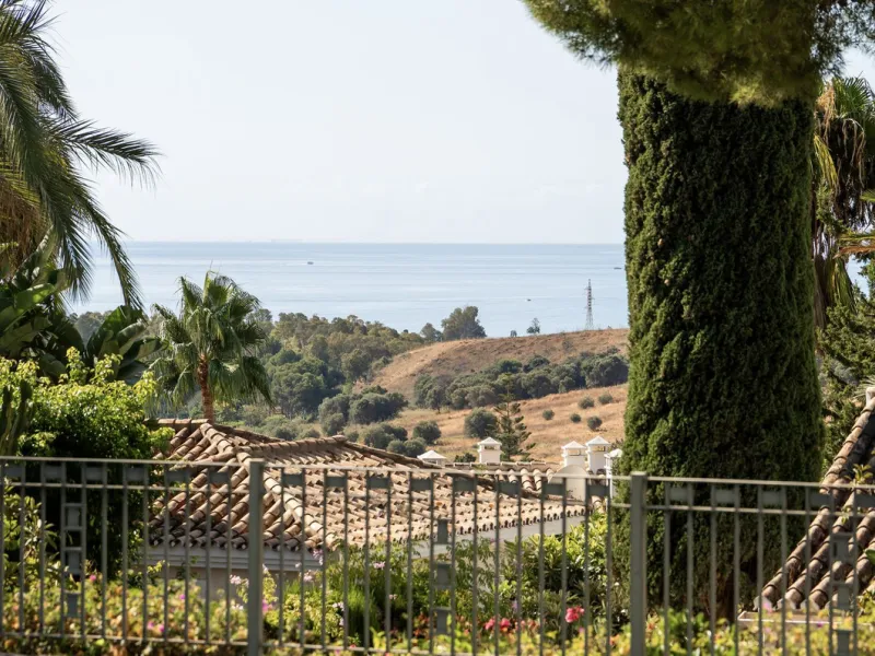 Located in the sought-after Benahavís area above El Paraíso Golf, this villa has a mix of elegance with andalucian charm. It sits on a elevated plot in a quiet cul-de-sac, offering privacy, sea views,tranquility and easy access to Marbella-Estepona.