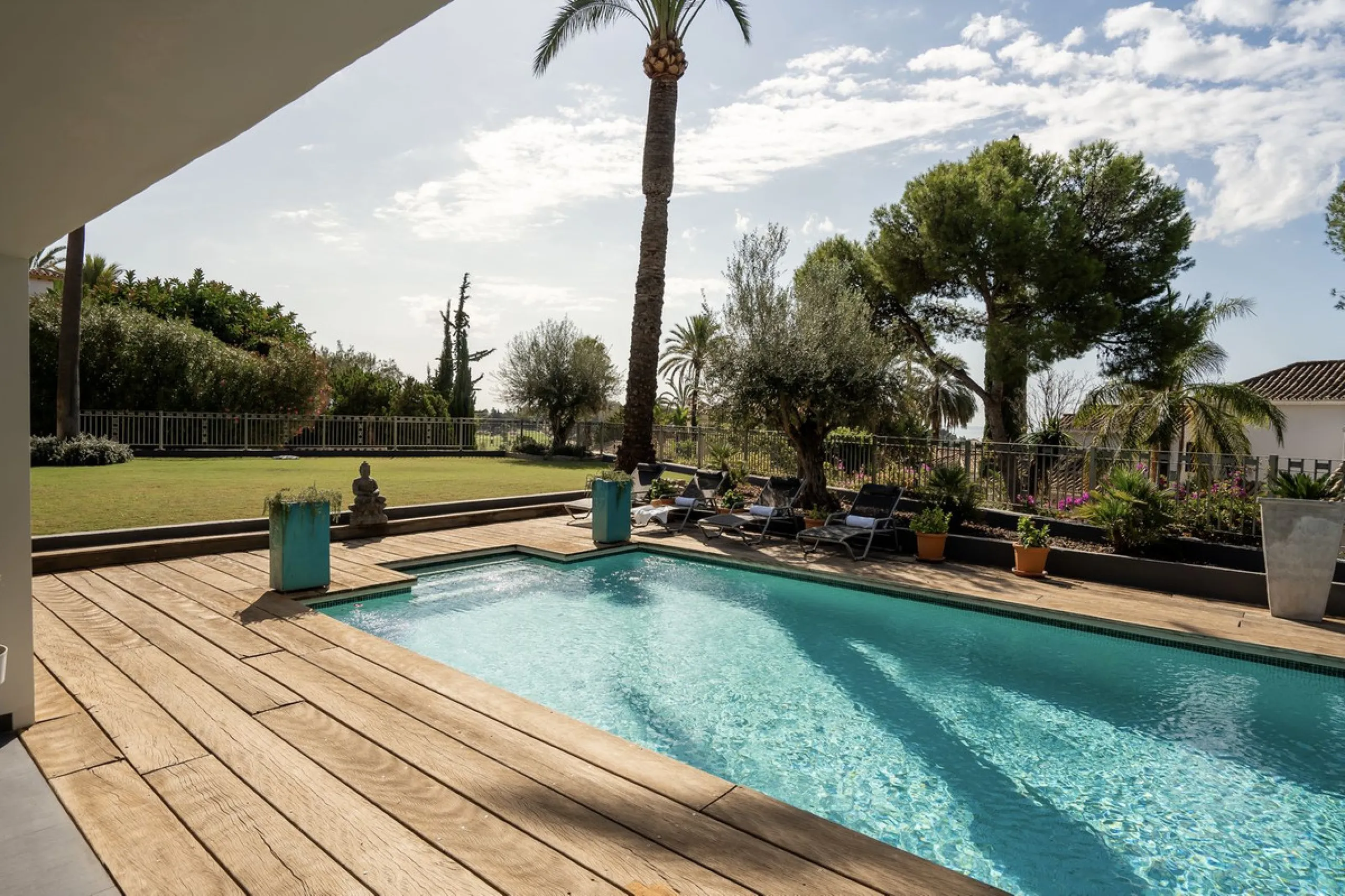 Located in the sought-after Benahavís area above El Paraíso Golf, this villa has a mix of elegance with andalucian charm. It sits on a elevated plot in a quiet cul-de-sac, offering privacy, sea views,tranquility and easy access to Marbella-Estepona.