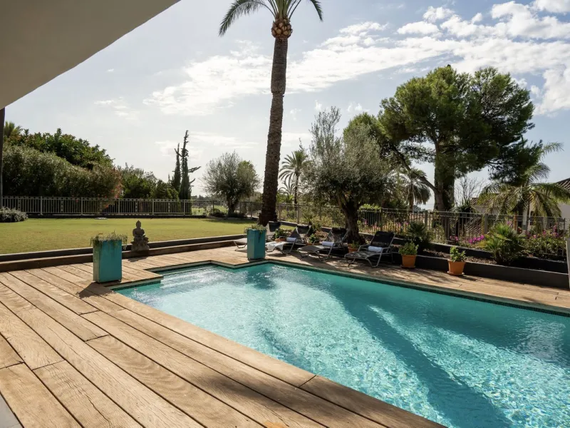 Located in the sought-after Benahavís area above El Paraíso Golf, this villa has a mix of elegance with andalucian charm. It sits on a elevated plot in a quiet cul-de-sac, offering privacy, sea views,tranquility and easy access to Marbella-Estepona.