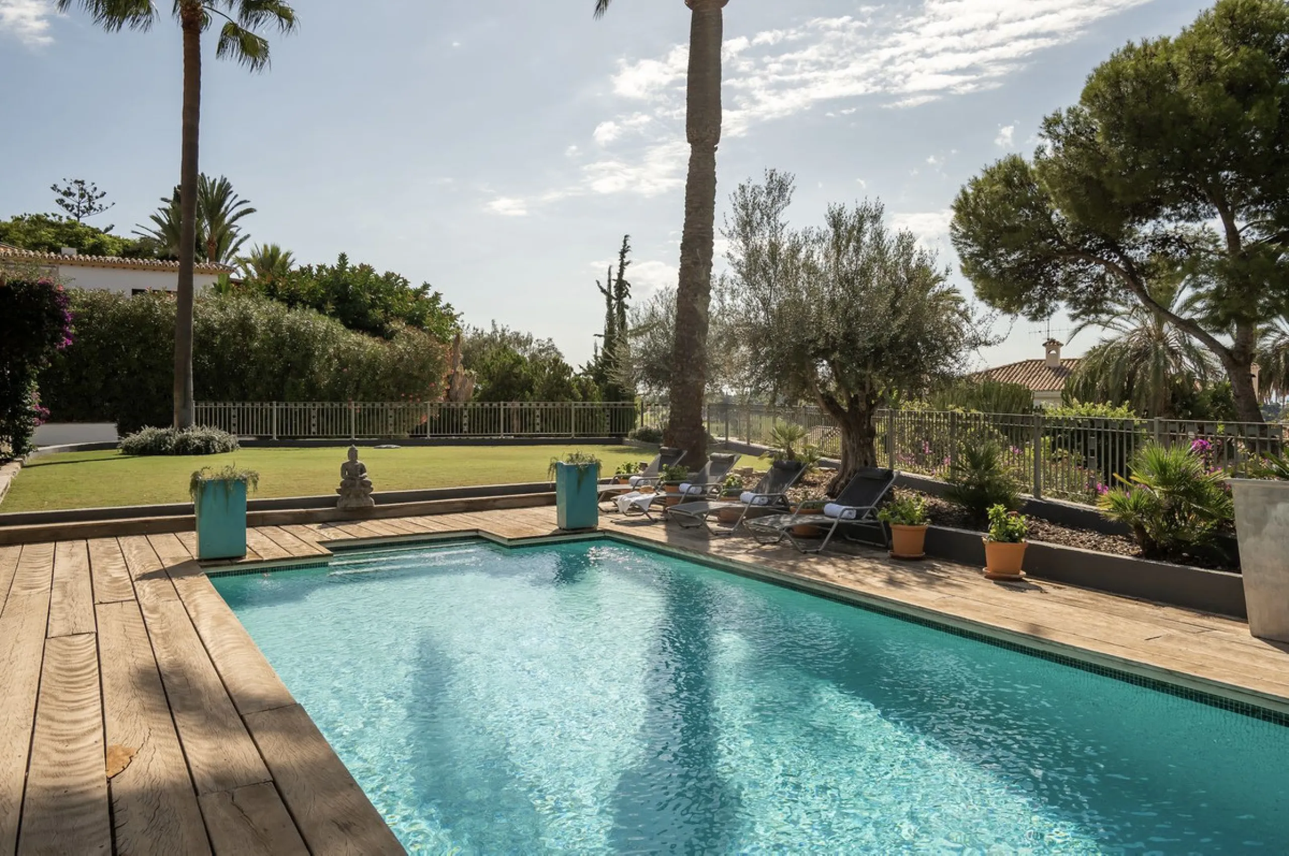 Located in the sought-after Benahavís area above El Paraíso Golf, this villa has a mix of elegance with andalucian charm. It sits on a elevated plot in a quiet cul-de-sac, offering privacy, sea views,tranquility and easy access to Marbella-Estepona.