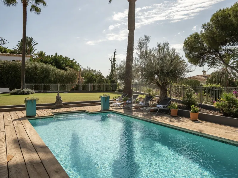 Located in the sought-after Benahavís area above El Paraíso Golf, this villa has a mix of elegance with andalucian charm. It sits on a elevated plot in a quiet cul-de-sac, offering privacy, sea views,tranquility and easy access to Marbella-Estepona.