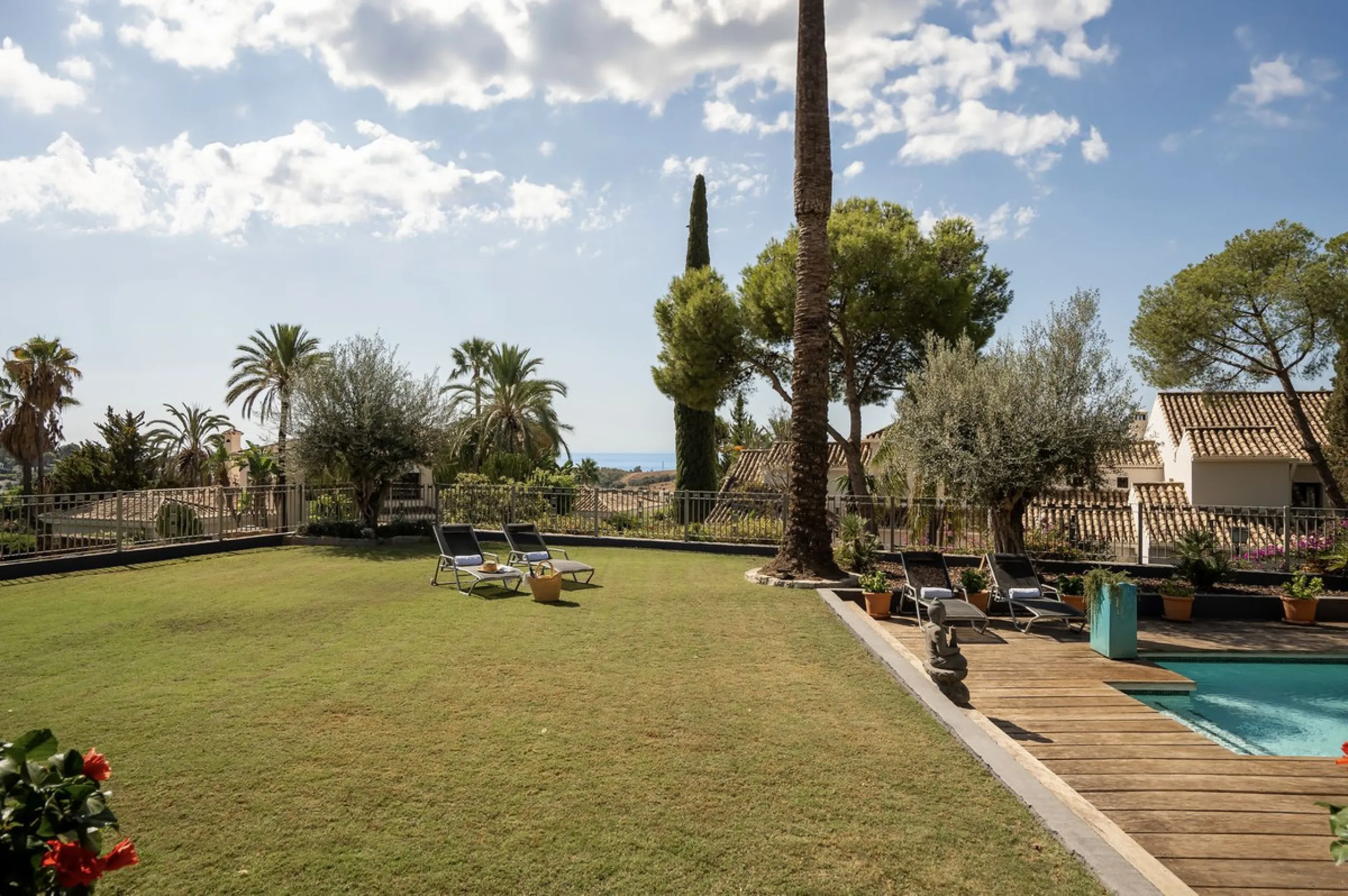 Located in the sought-after Benahavís area above El Paraíso Golf, this villa has a mix of elegance with andalucian charm. It sits on a elevated plot in a quiet cul-de-sac, offering privacy, sea views,tranquility and easy access to Marbella-Estepona.