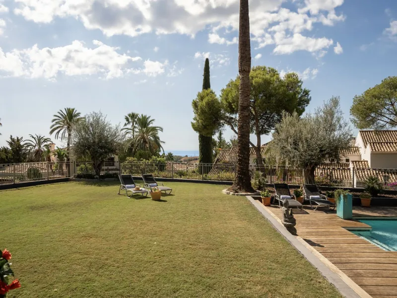 Located in the sought-after Benahavís area above El Paraíso Golf, this villa has a mix of elegance with andalucian charm. It sits on a elevated plot in a quiet cul-de-sac, offering privacy, sea views,tranquility and easy access to Marbella-Estepona.