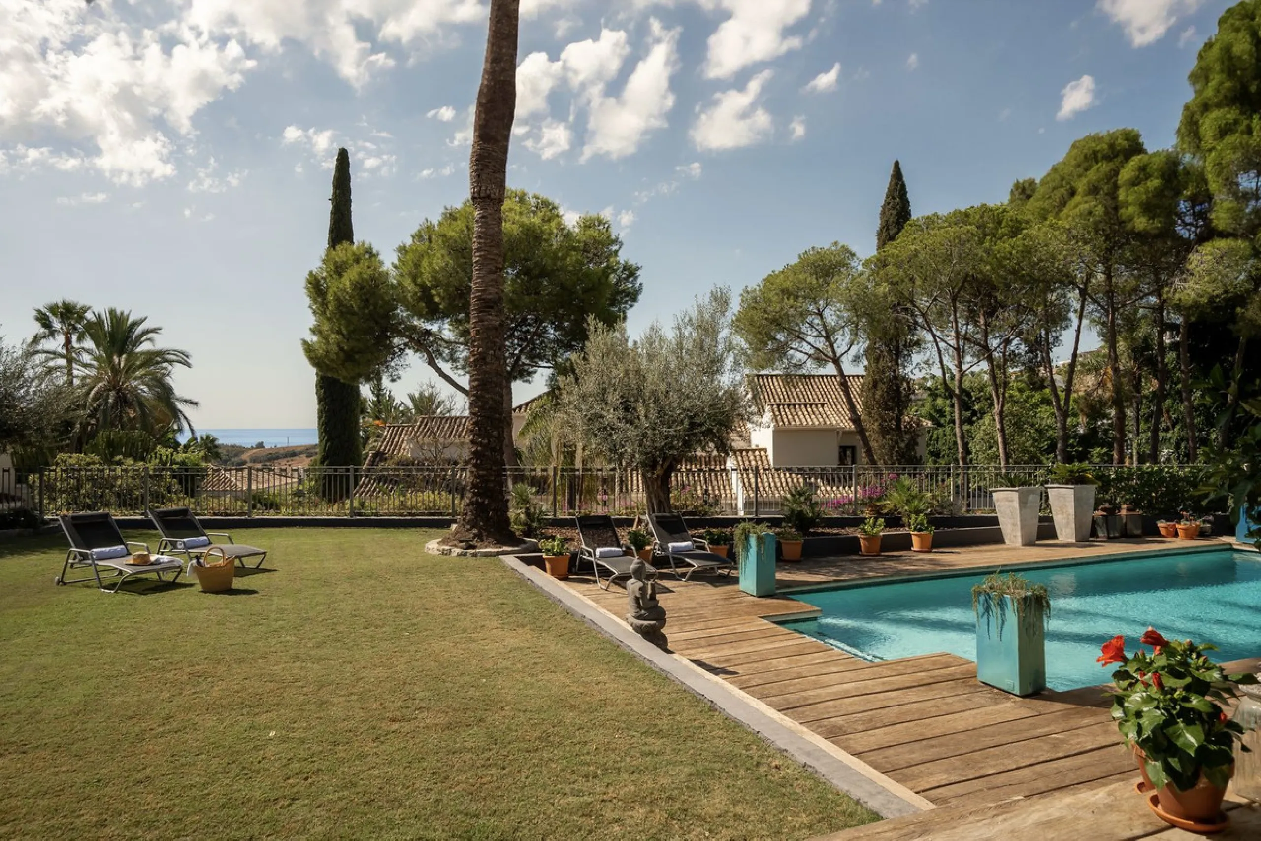 Located in the sought-after Benahavís area above El Paraíso Golf, this villa has a mix of elegance with andalucian charm. It sits on a elevated plot in a quiet cul-de-sac, offering privacy, sea views,tranquility and easy access to Marbella-Estepona.