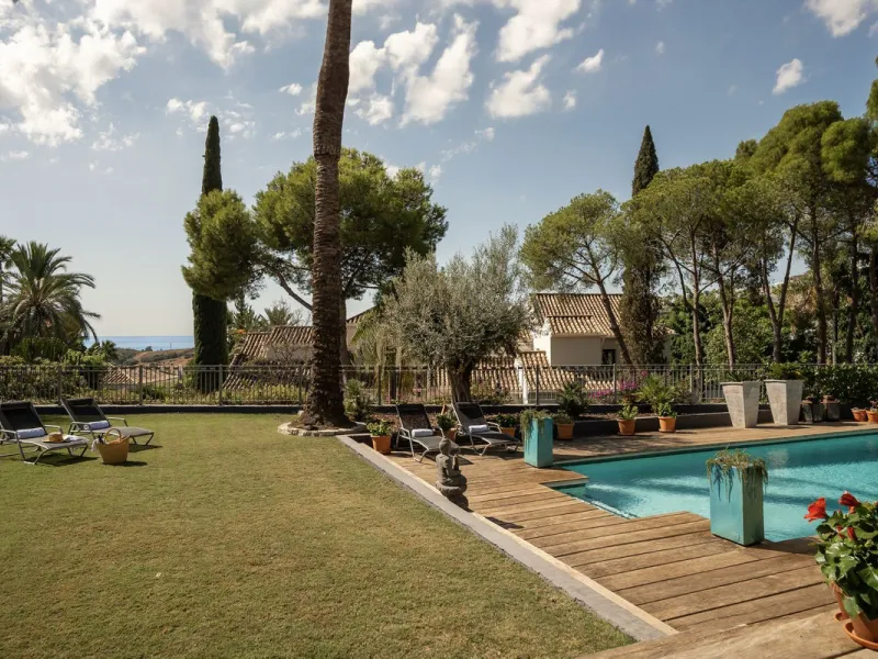 Located in the sought-after Benahavís area above El Paraíso Golf, this villa has a mix of elegance with andalucian charm. It sits on a elevated plot in a quiet cul-de-sac, offering privacy, sea views,tranquility and easy access to Marbella-Estepona.