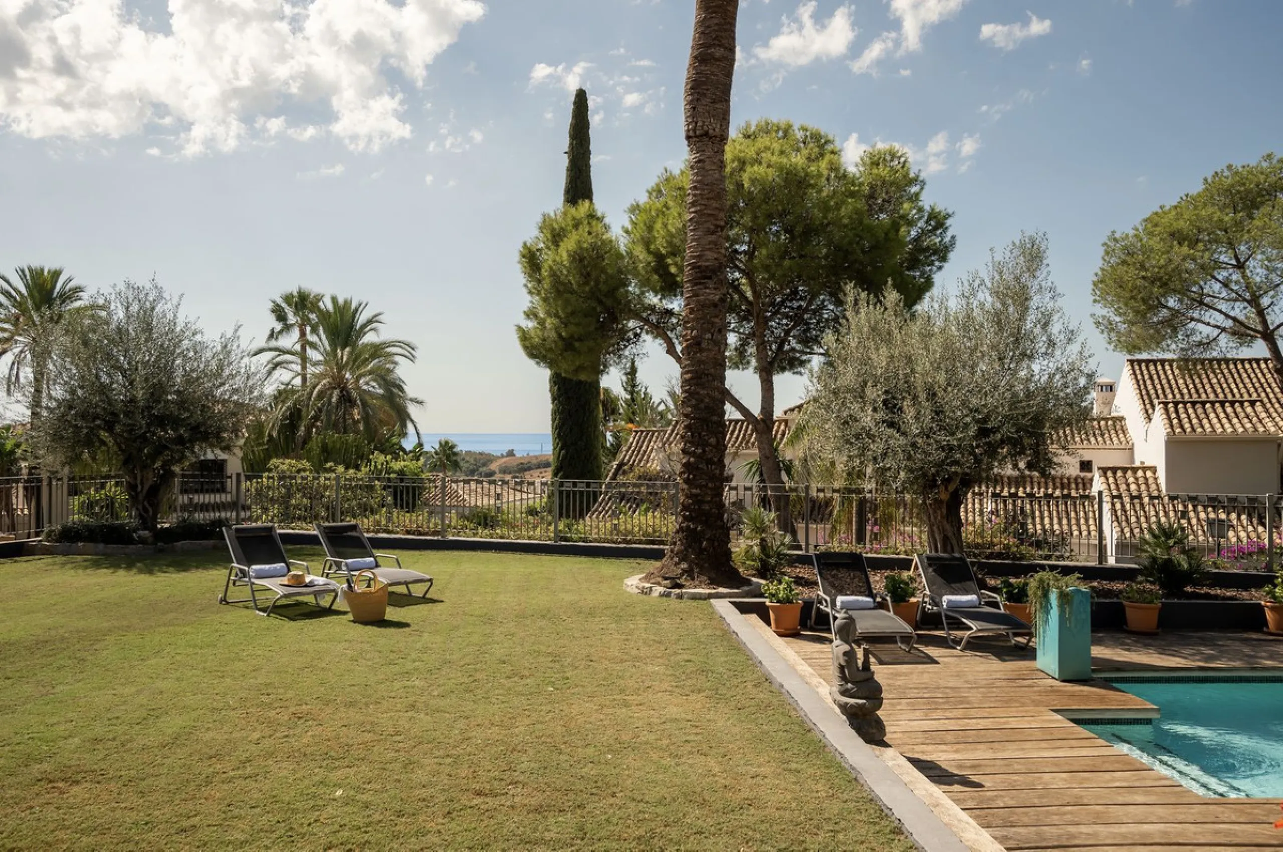 Located in the sought-after Benahavís area above El Paraíso Golf, this villa has a mix of elegance with andalucian charm. It sits on a elevated plot in a quiet cul-de-sac, offering privacy, sea views,tranquility and easy access to Marbella-Estepona.