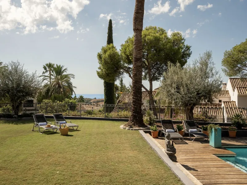 Located in the sought-after Benahavís area above El Paraíso Golf, this villa has a mix of elegance with andalucian charm. It sits on a elevated plot in a quiet cul-de-sac, offering privacy, sea views,tranquility and easy access to Marbella-Estepona.